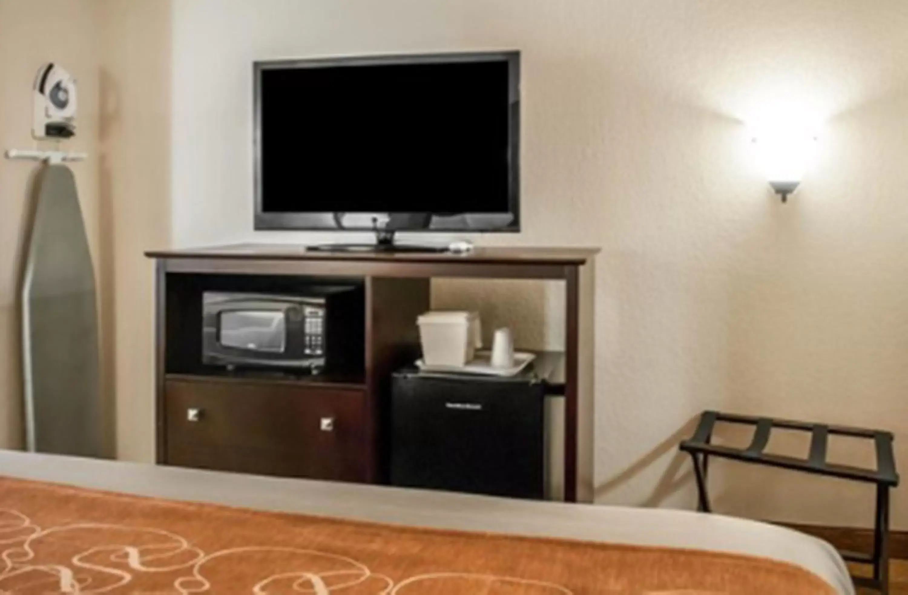 TV and multimedia, TV/Entertainment Center in Comfort Suites Albuquerque