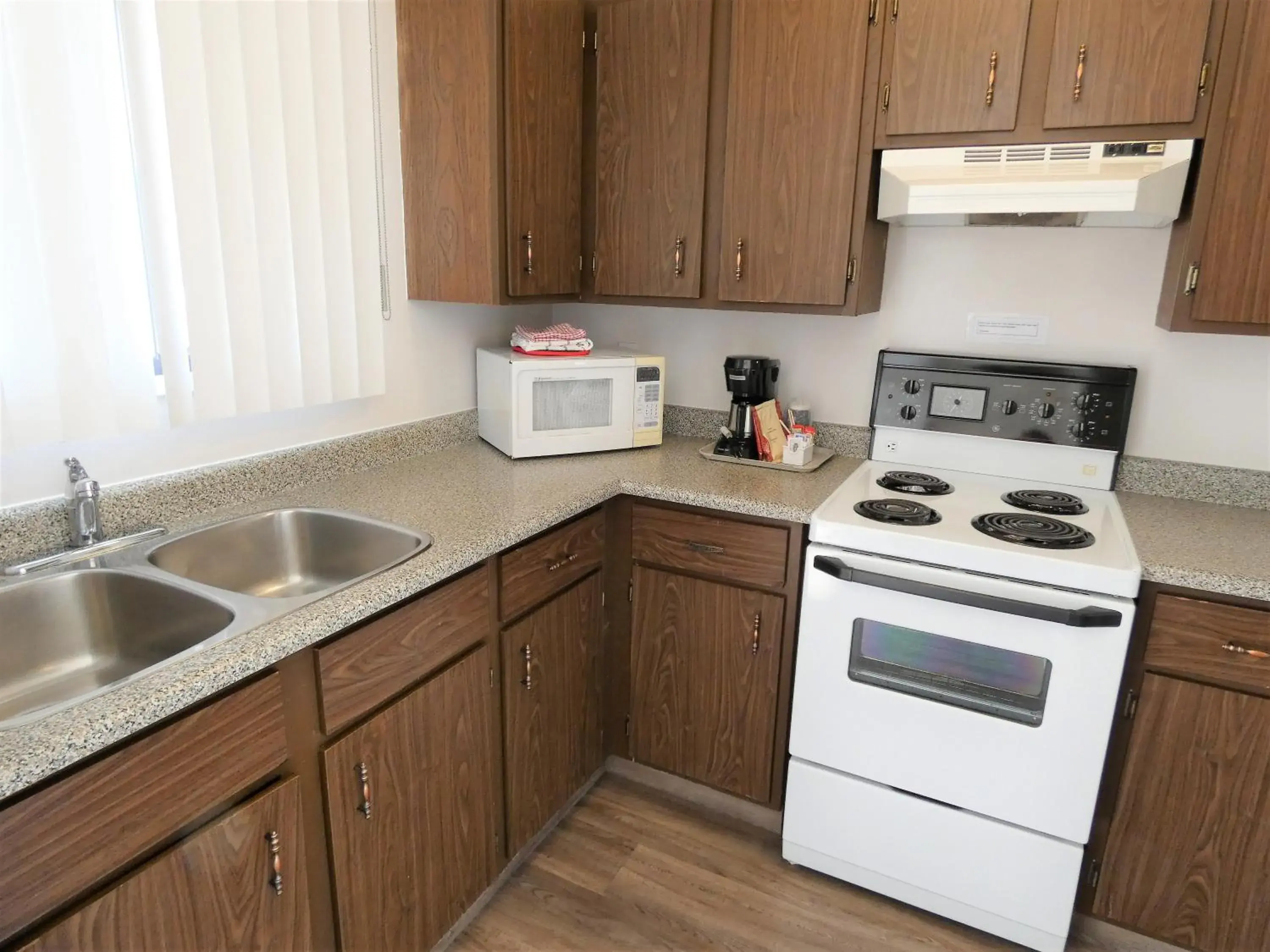 Bedroom, Kitchen/Kitchenette in Recreation Inn and Suites