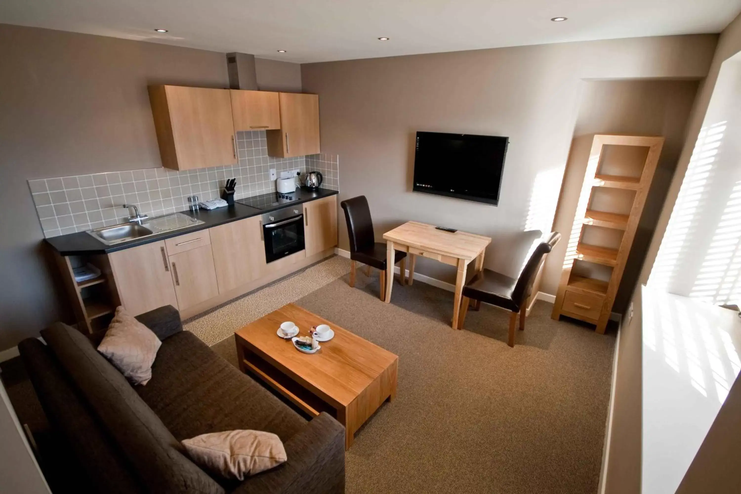 Kitchen or kitchenette, Seating Area in New Inn Hotel