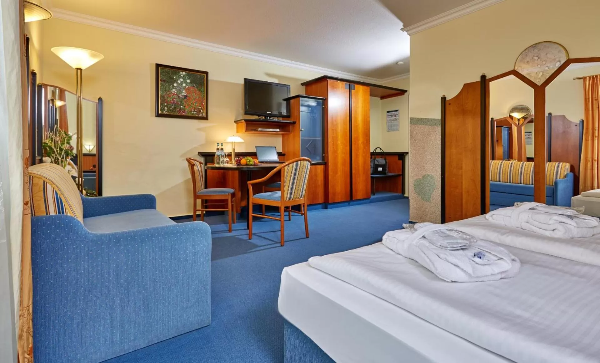 Garden, Bed in Hotel Linderhof