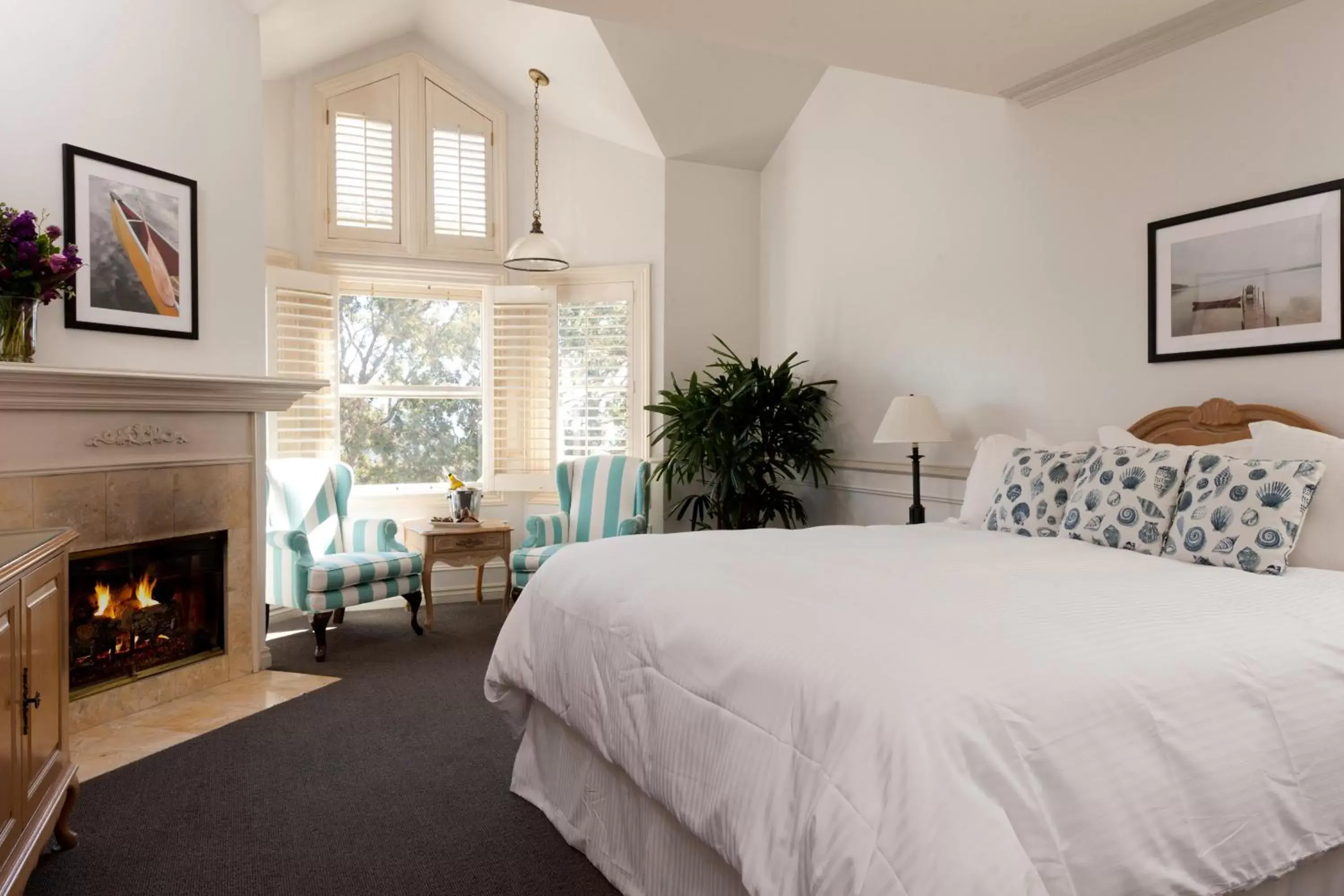 Photo of the whole room, Bed in Blue Lantern Inn, A Four Sisters Inn