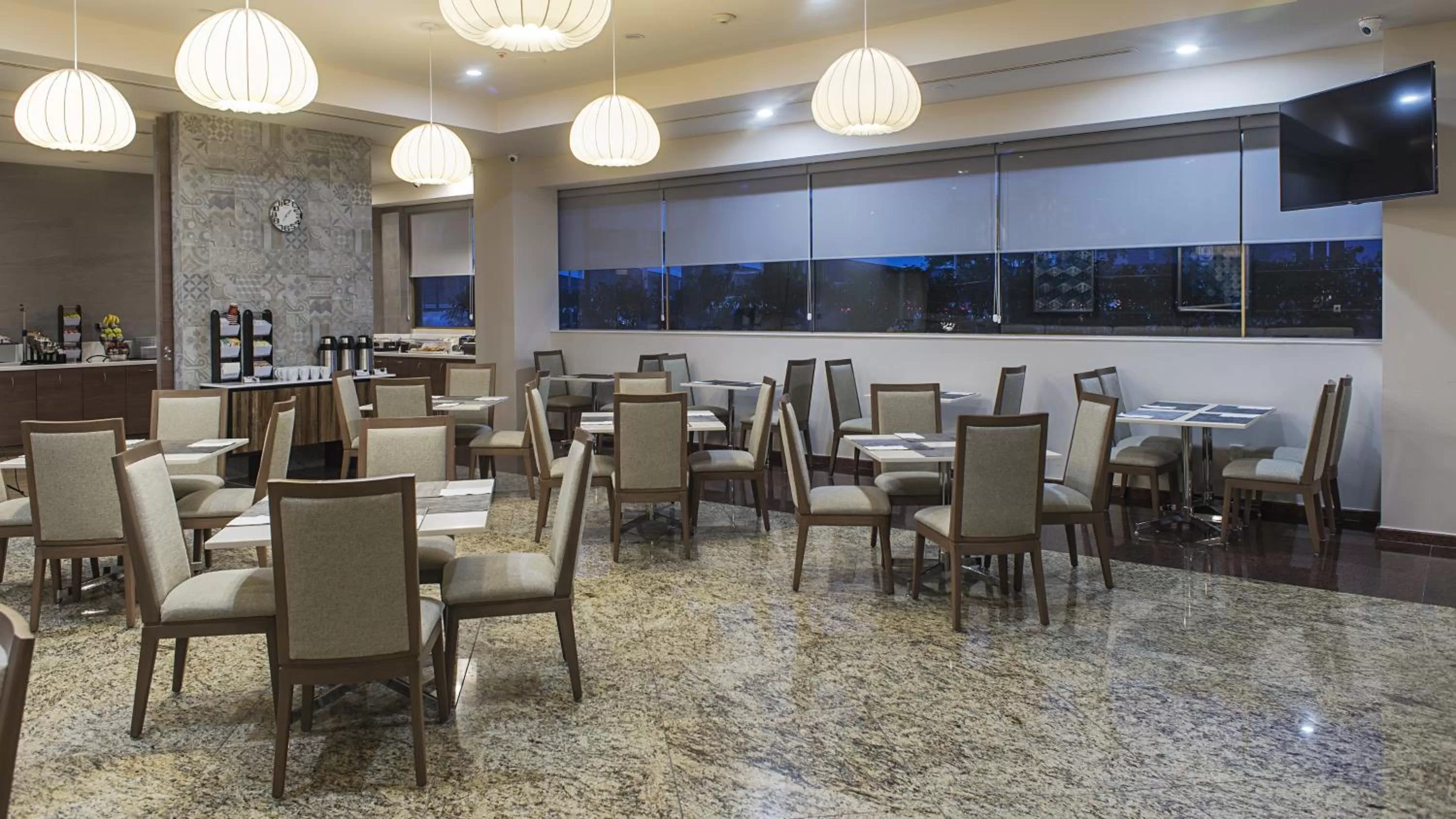 Restaurant/places to eat in Holiday Inn Express Mexico- Toreo by IHG