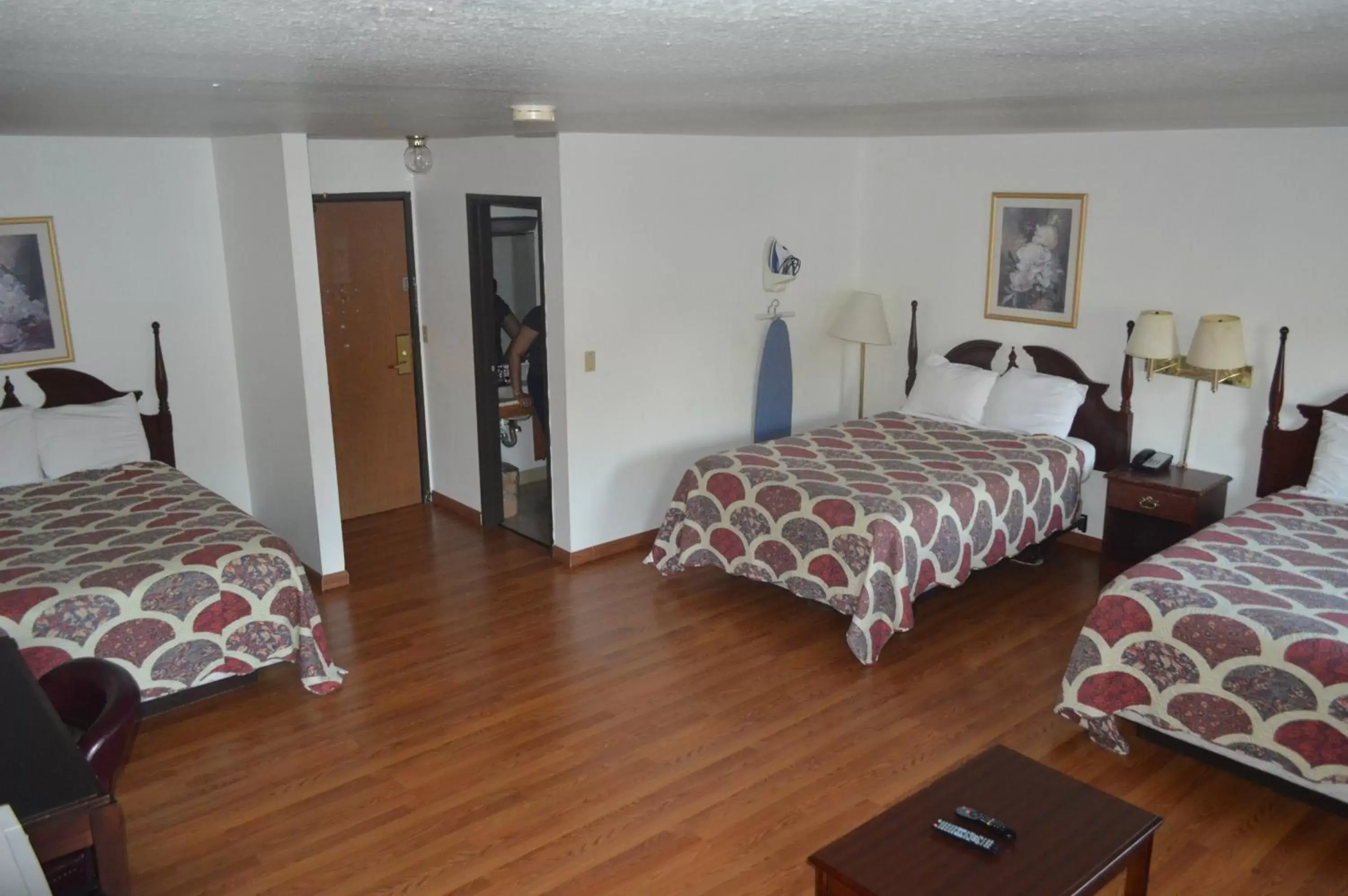 Photo of the whole room, Bed in American Elite Inn