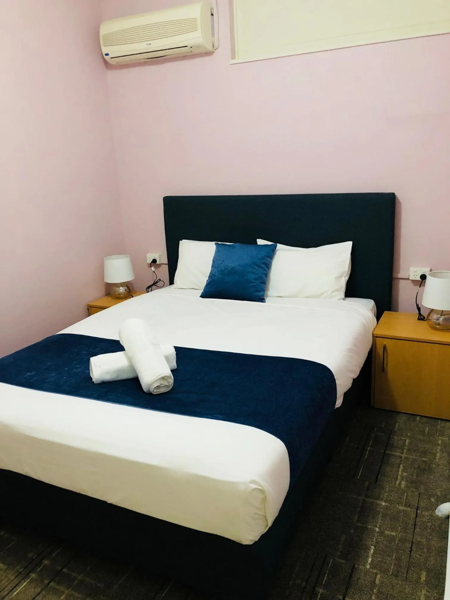 Bed in Parkdale Motor Inn