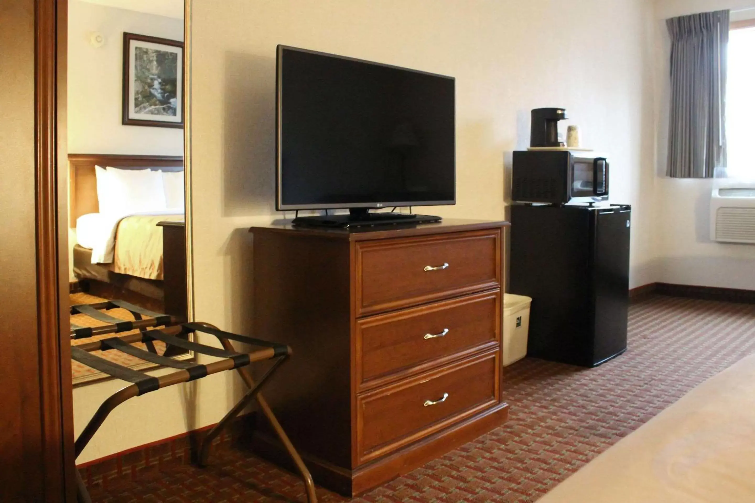 Photo of the whole room, TV/Entertainment Center in Quality Inn Spearfish