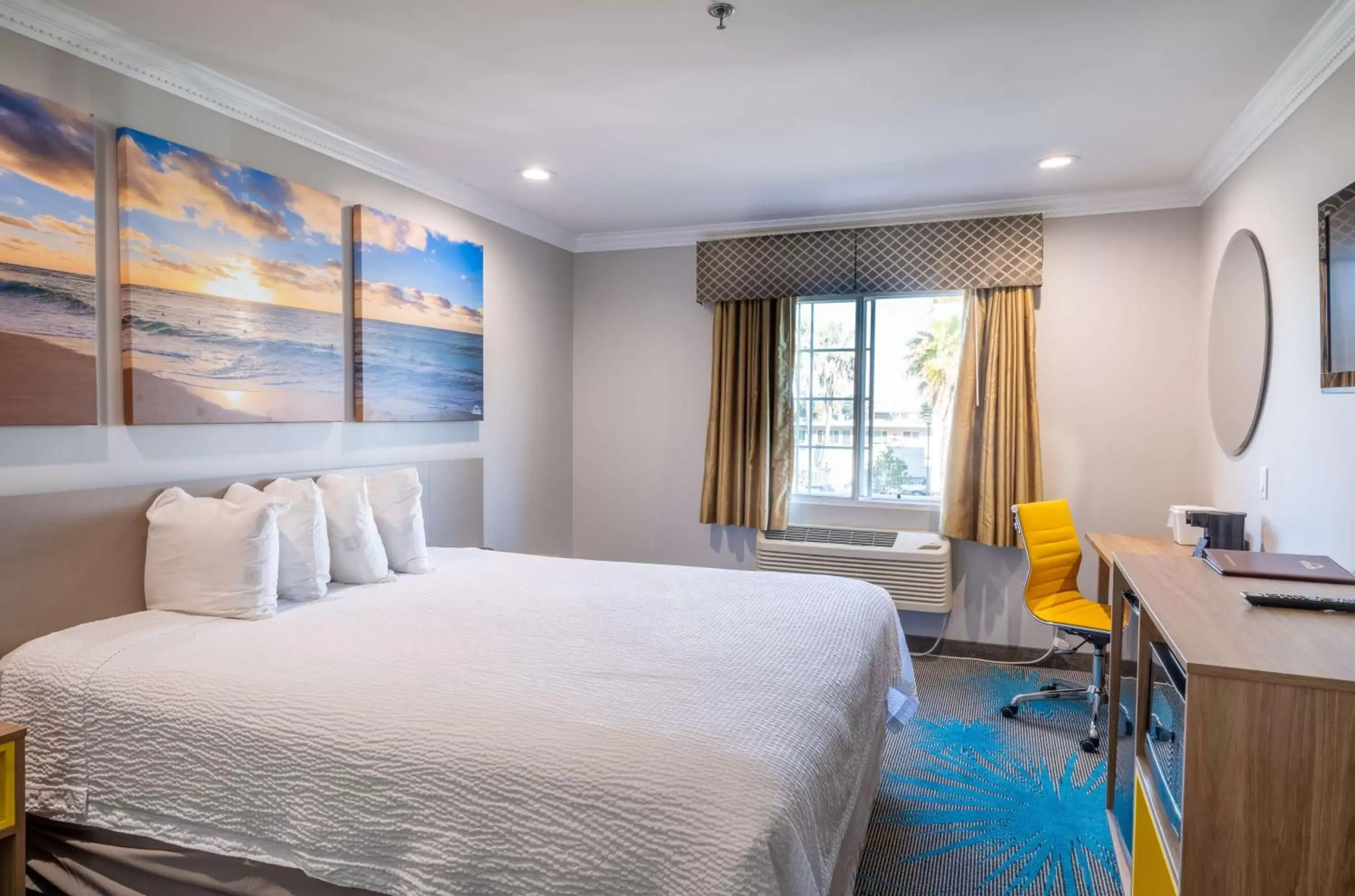 Bedroom in Days Inn by Wyndham Santa Monica/Los Angeles
