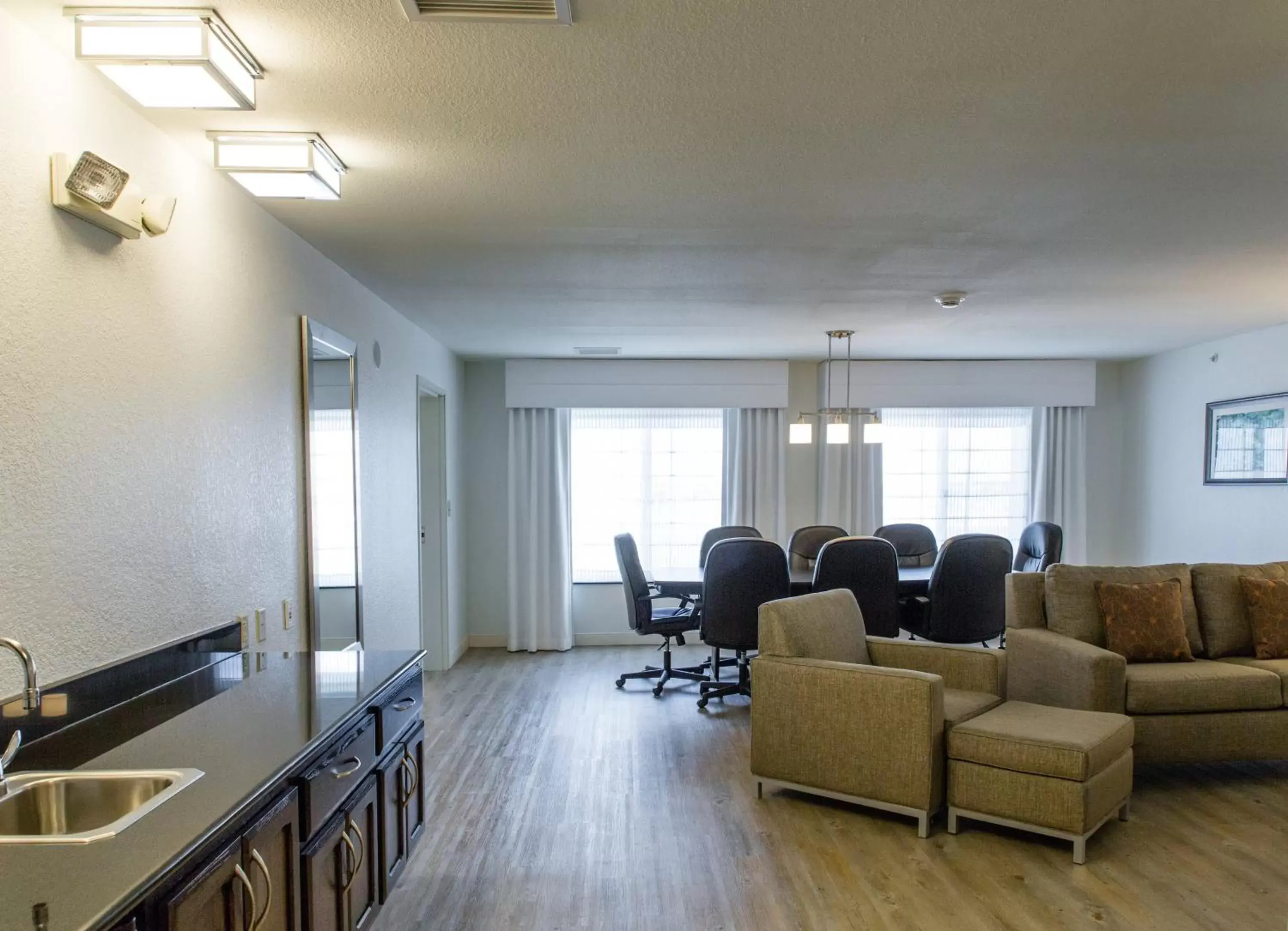 Photo of the whole room, Seating Area in Holiday Inn Hotel & Suites Bloomington Airport, an IHG Hotel