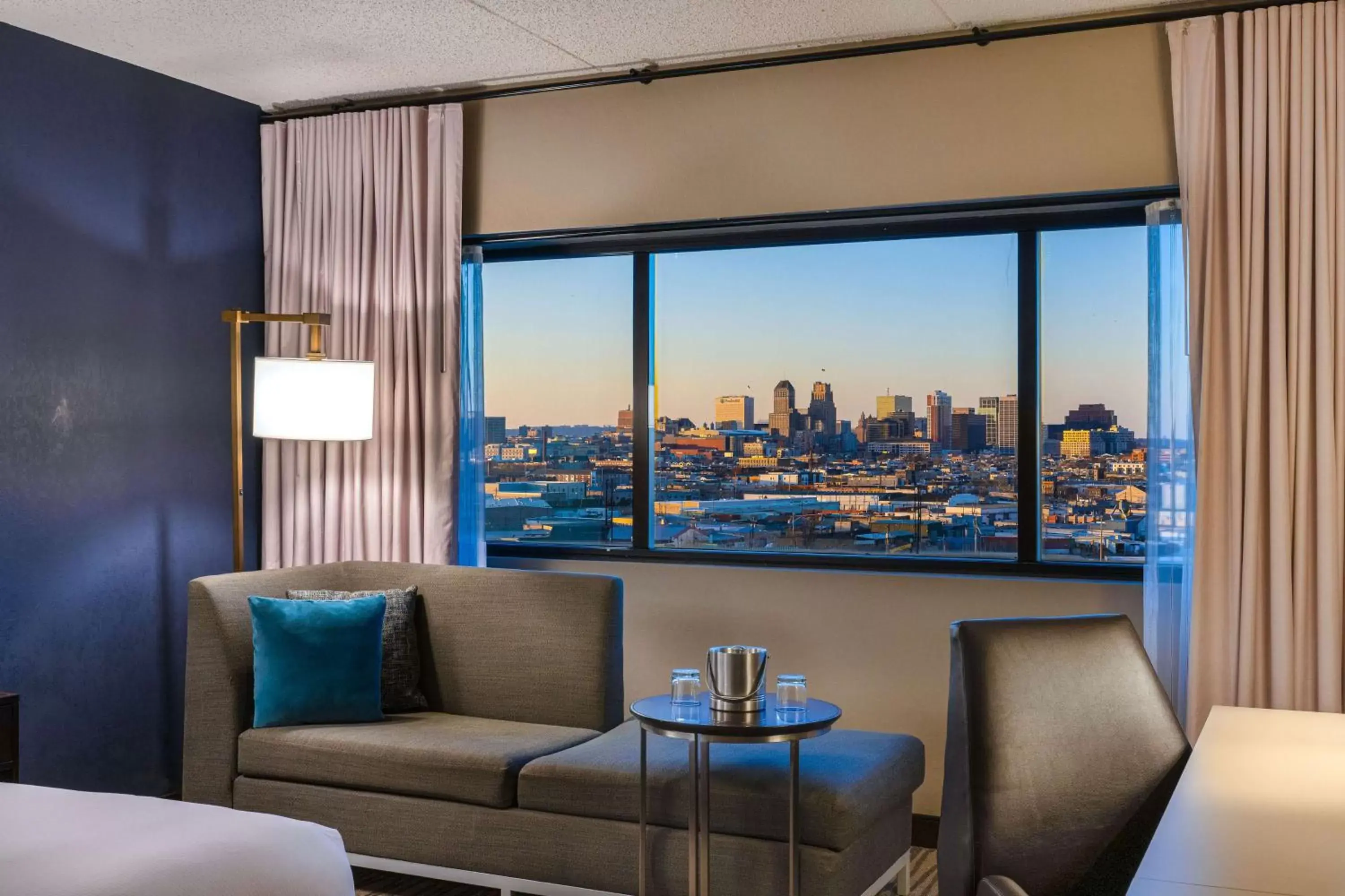 Living room in DoubleTree by Hilton Hotel Newark Airport