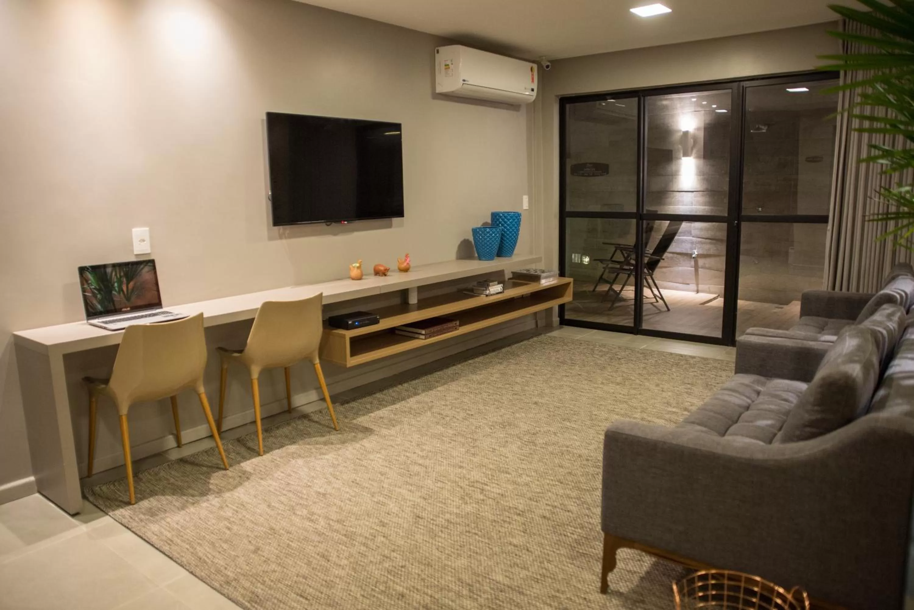 Communal lounge/ TV room in Amenit Hotel