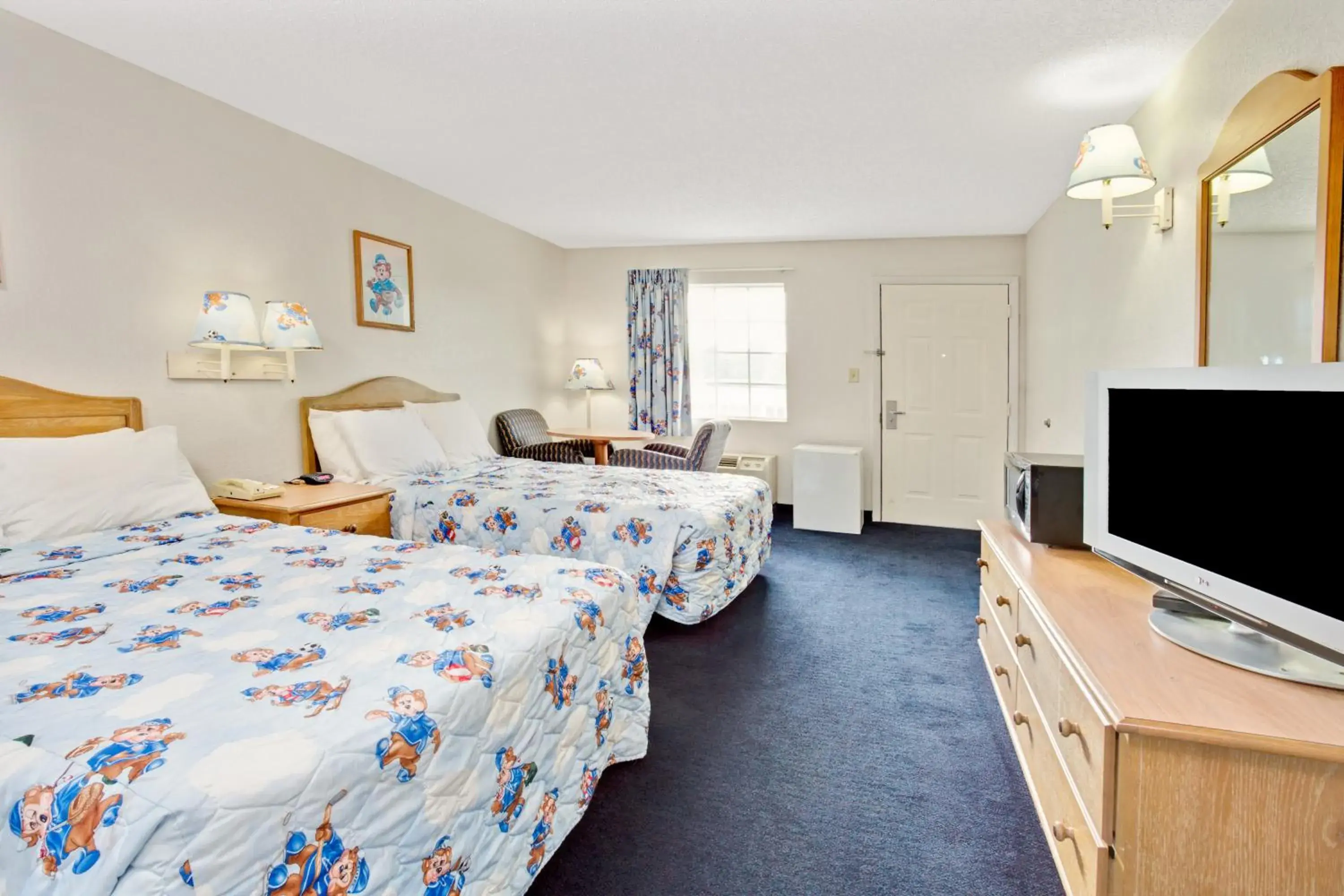 children, TV/Entertainment Center in Travelodge Suites by Wyndham MacClenny