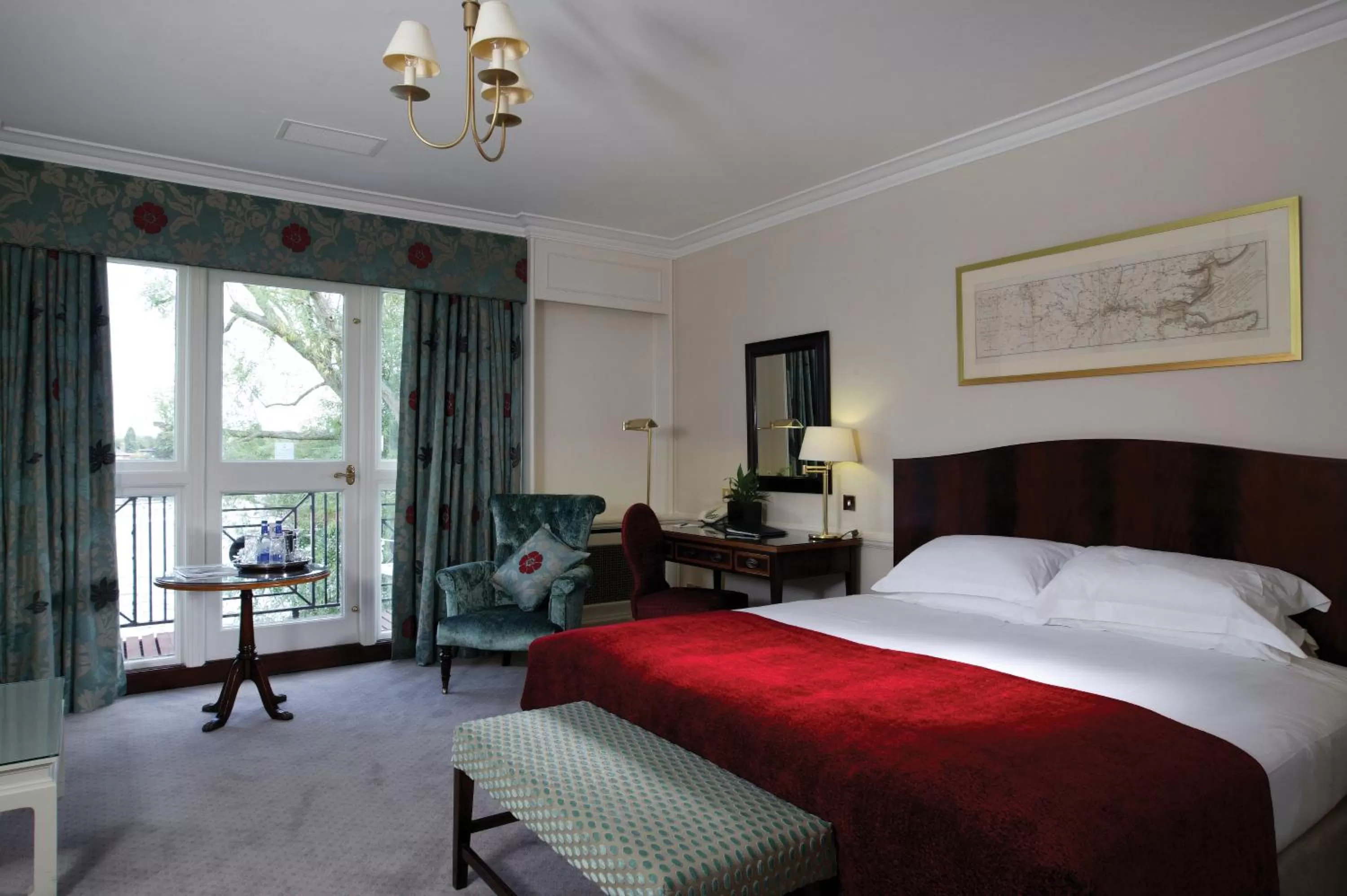 Bedroom, Bed in Macdonald Compleat Angler