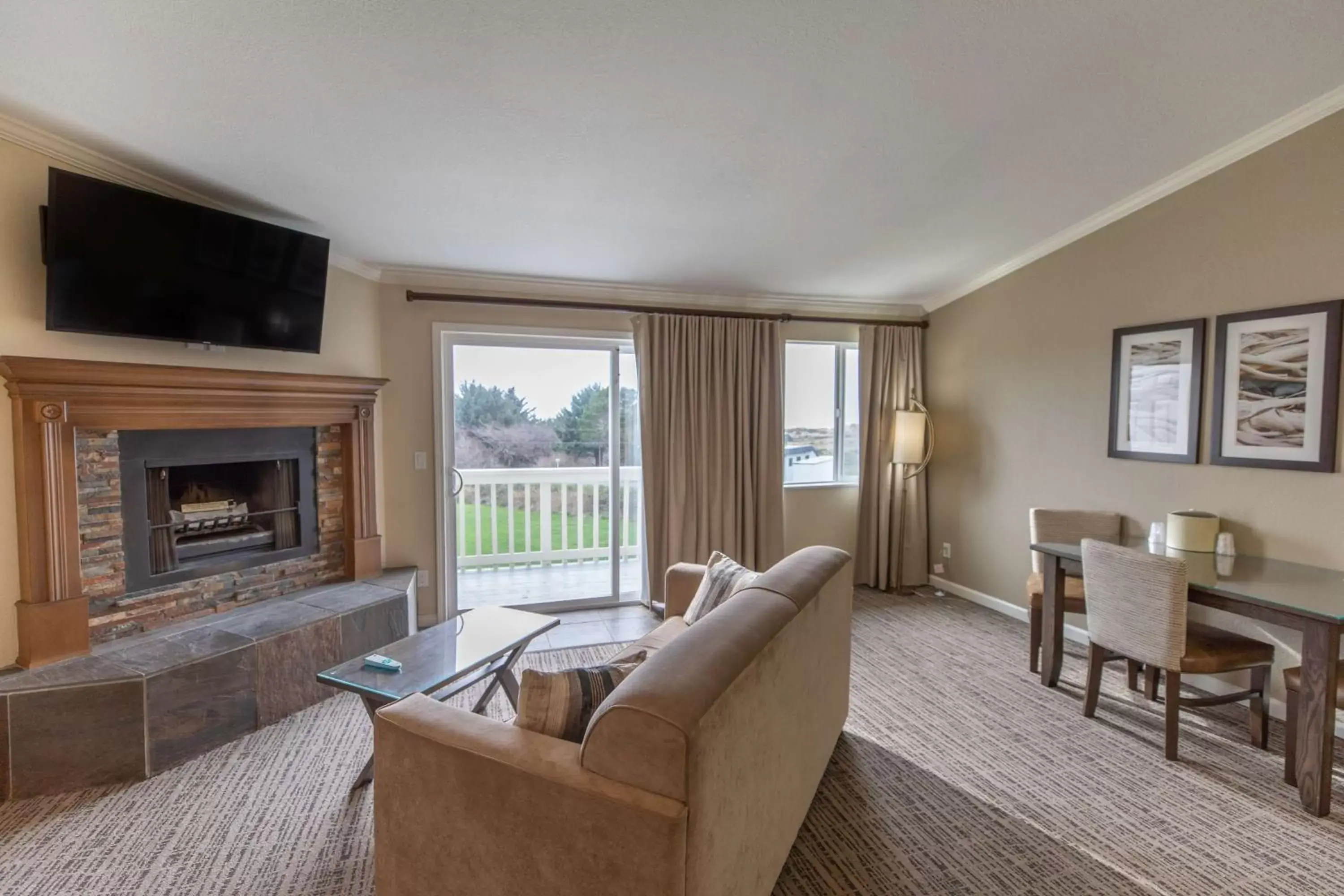 Photo of the whole room, Seating Area in Best Western Inn at Face Rock