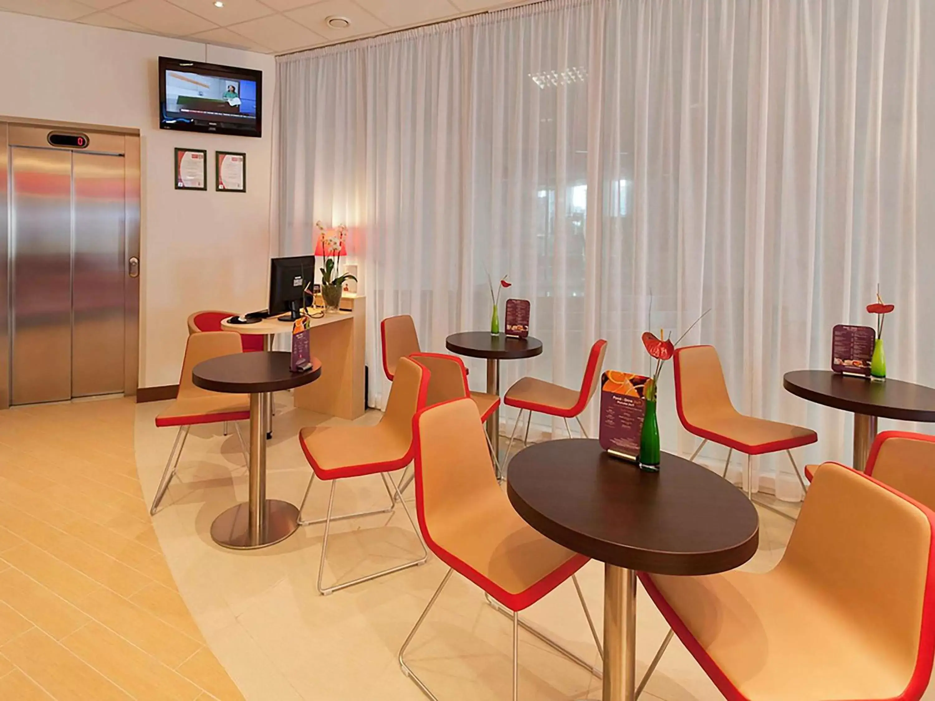 Lounge or bar in Ibis Bratislava Centrum