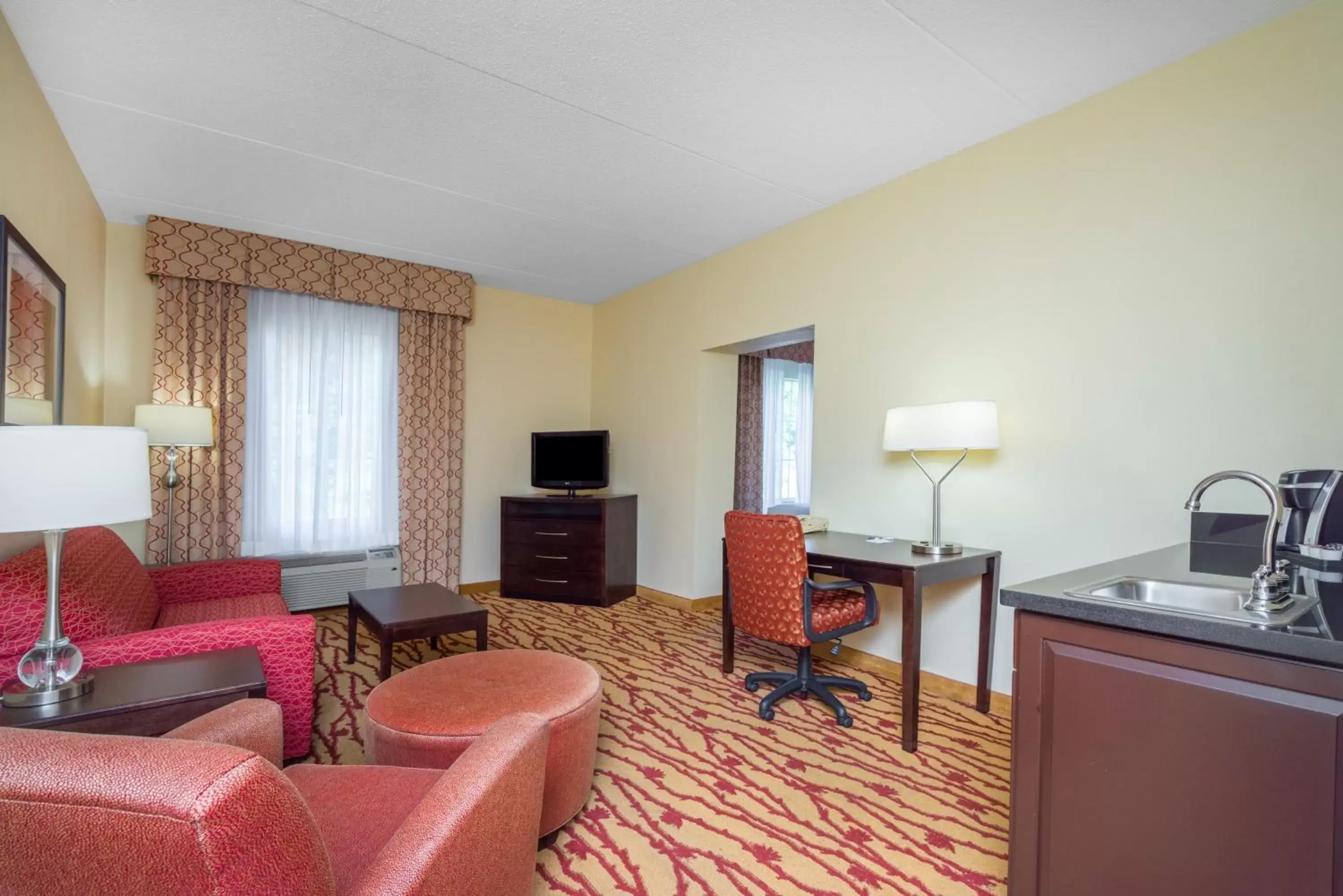 Photo of the whole room, Seating Area in Holiday Inn Express Hanover, an IHG Hotel