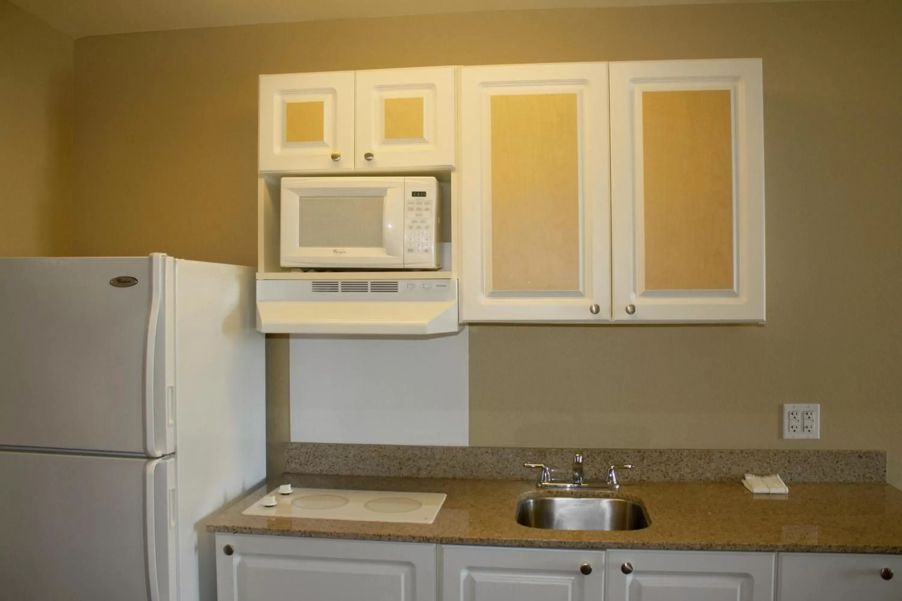 Kitchen or kitchenette, Kitchen/Kitchenette in Extended Stay America Suites - San Rafael - Francisco Blvd East