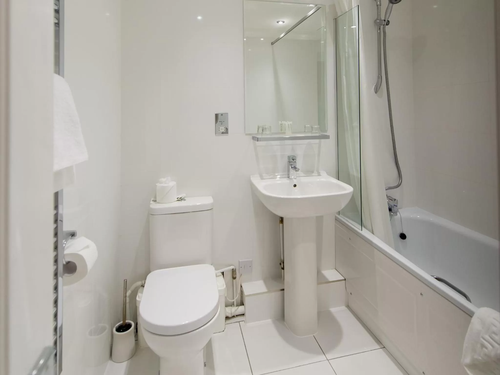 Shower in The Royal & Fortescue Hotel