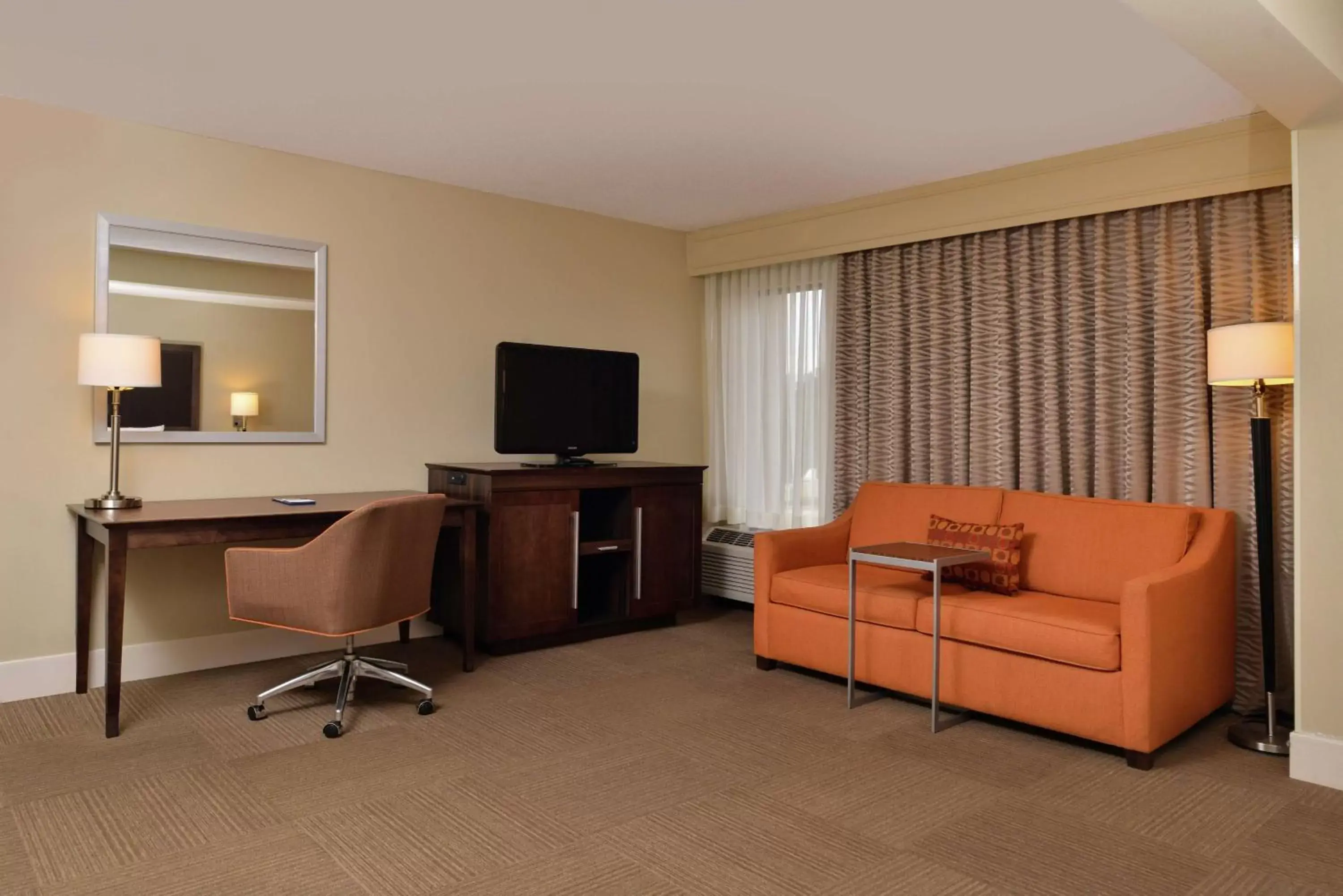 Bedroom, TV/Entertainment Center in Hampton Inn South Hill