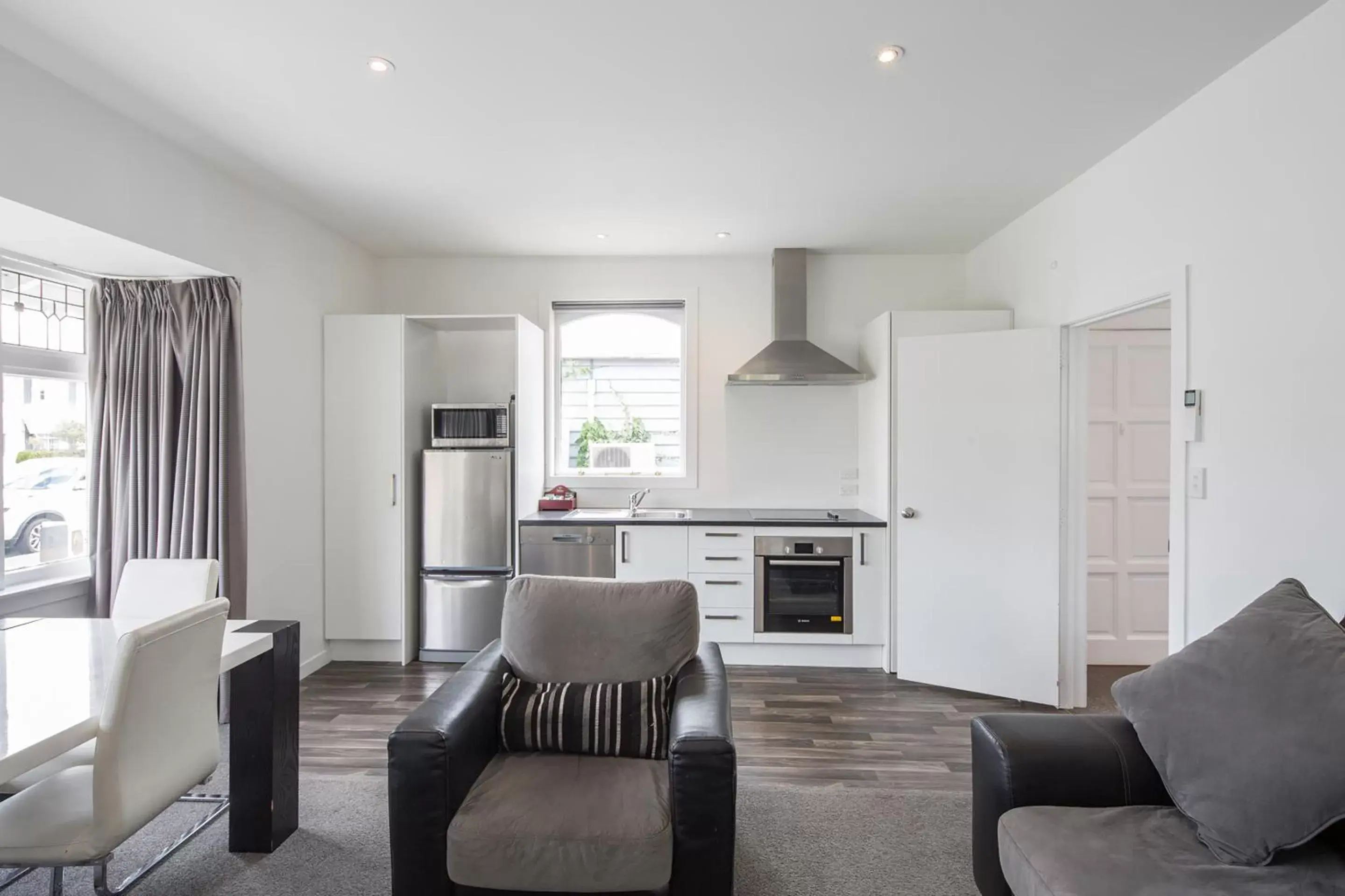 Kitchen or kitchenette, Seating Area in Pavilions Hotel