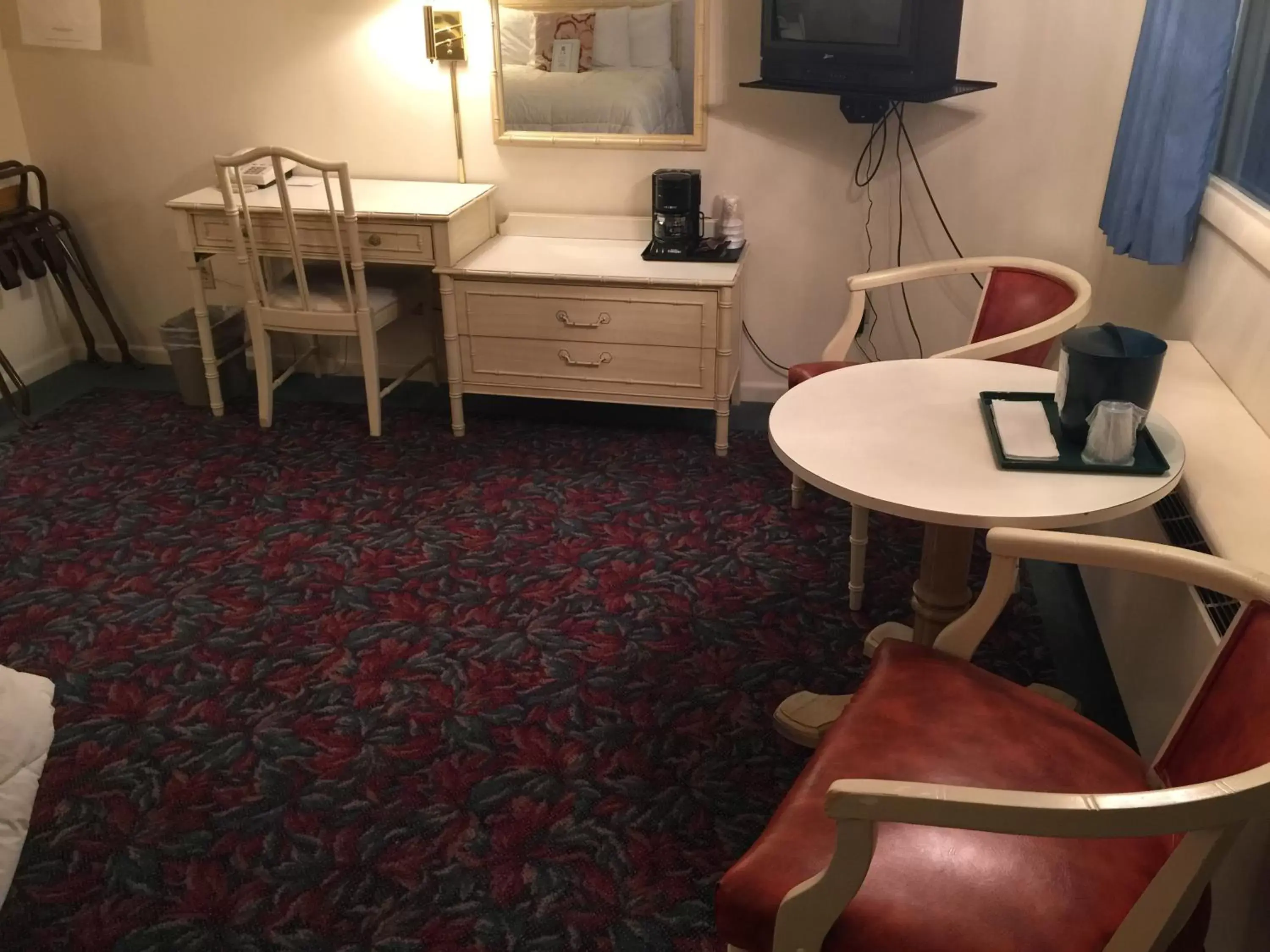 Photo of the whole room, Seating Area in Cedar Motor Inn