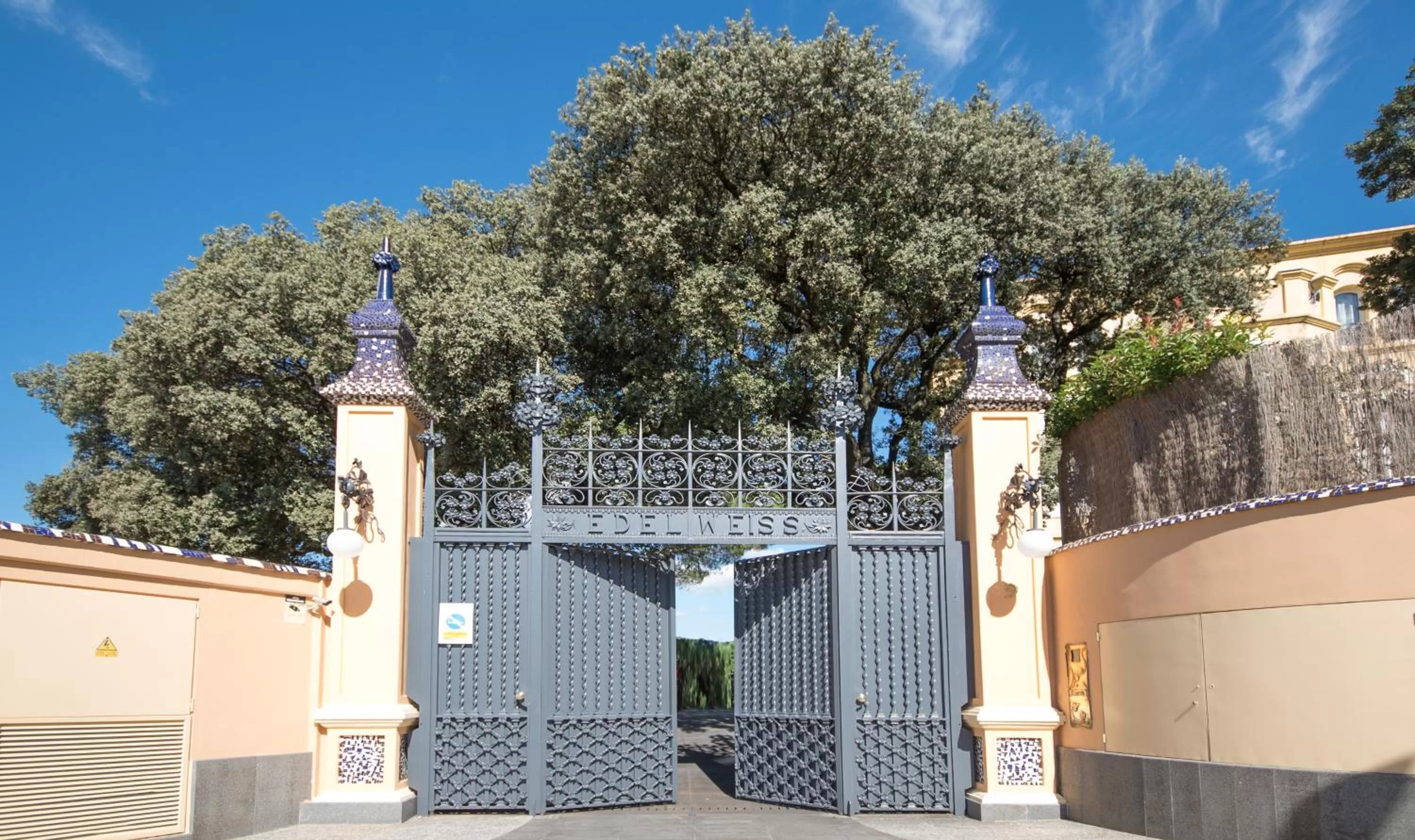 Facade/entrance in Hotel Boutique Edelweiss La Garriga