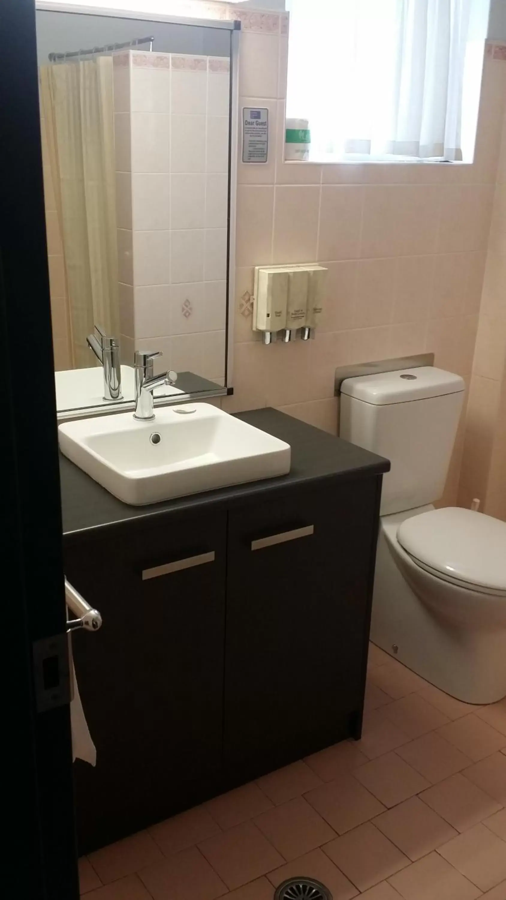 Toilet, Bathroom in Grafton Central Motel