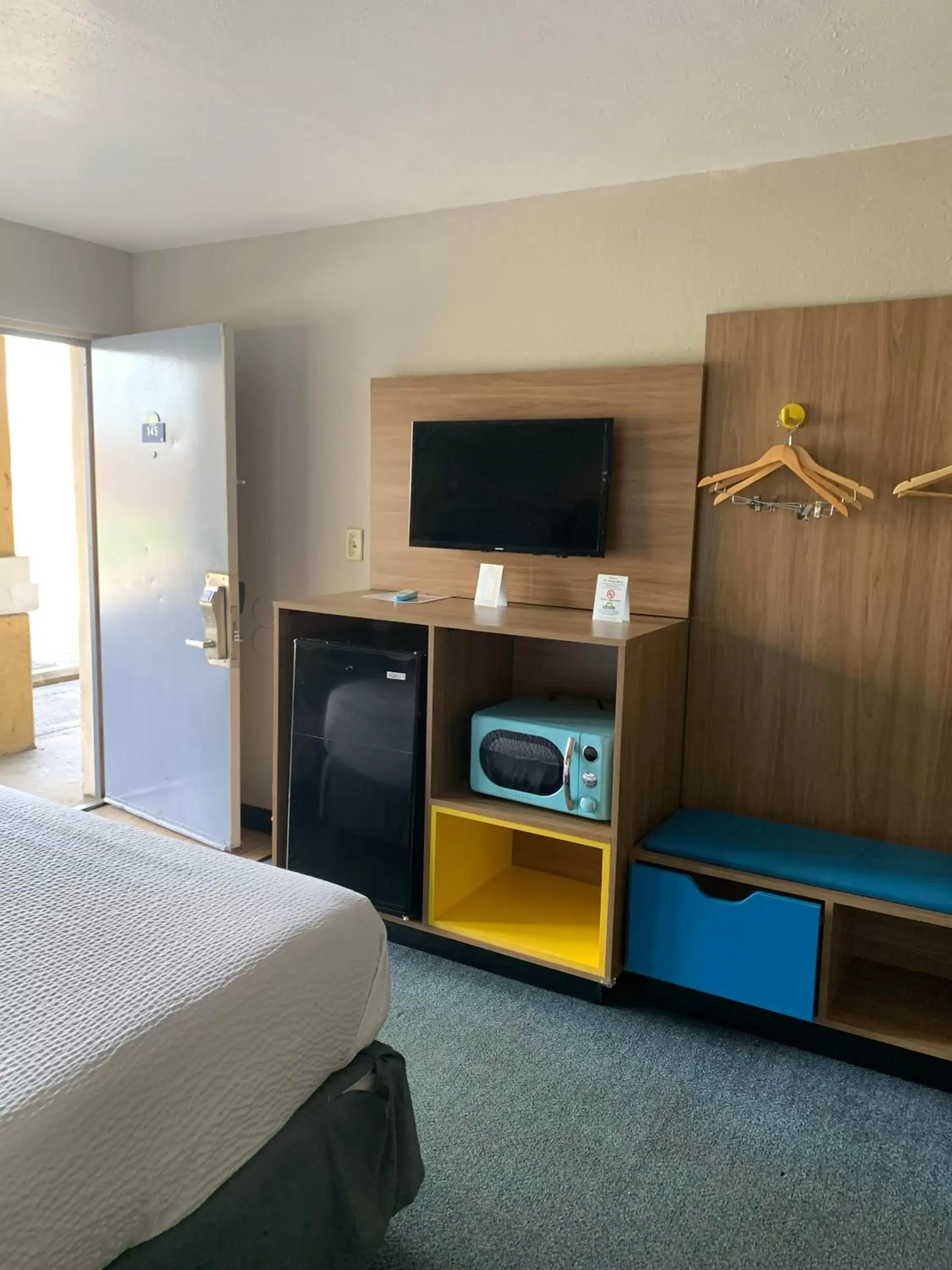 Bed, TV/Entertainment Center in Days Inn by Wyndham Louisville Airport Fair and Expo Center
