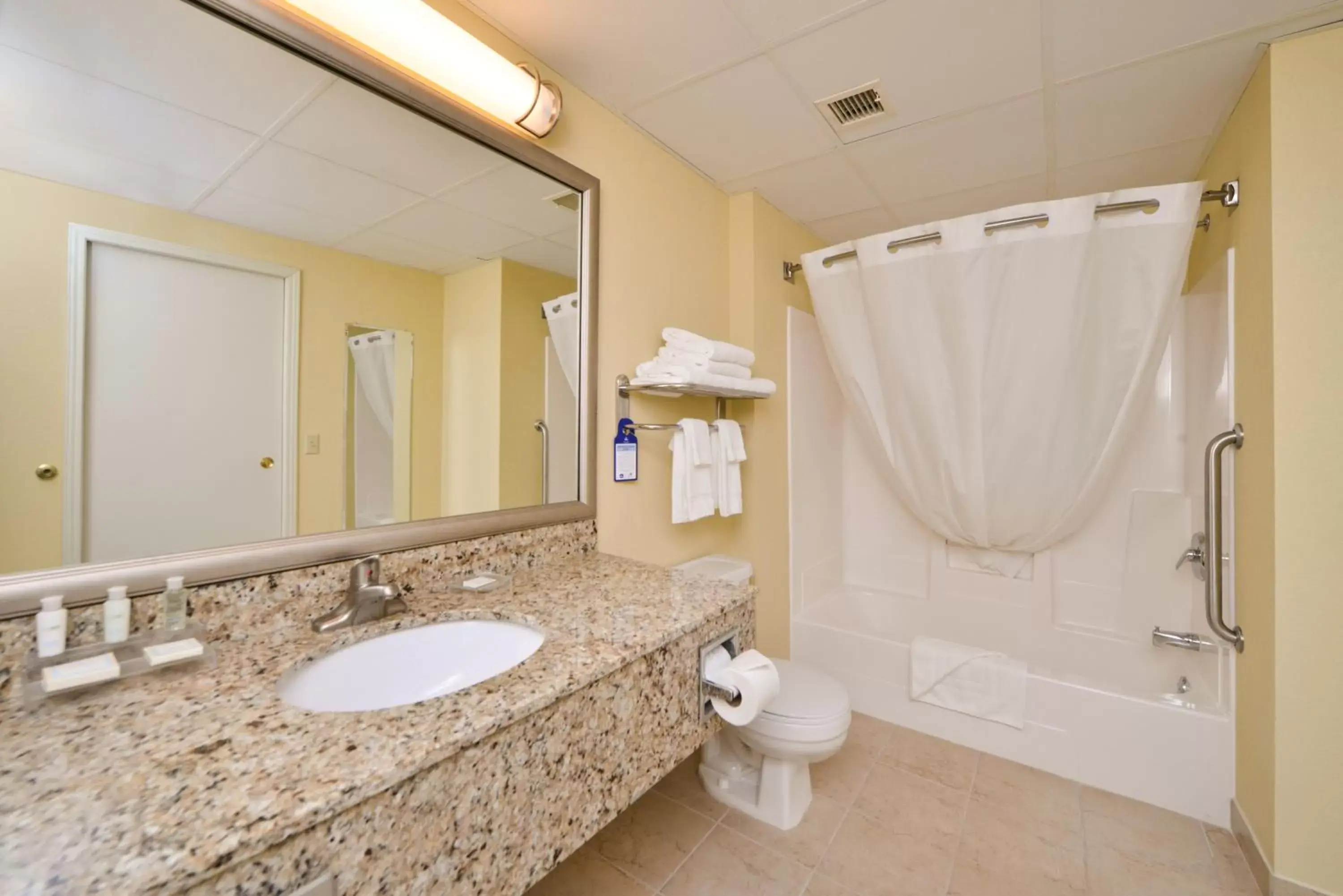 King Suite with Living room - Disability Access/Non Smoking in Duluth Inn & Suites Near Spirit Mountain