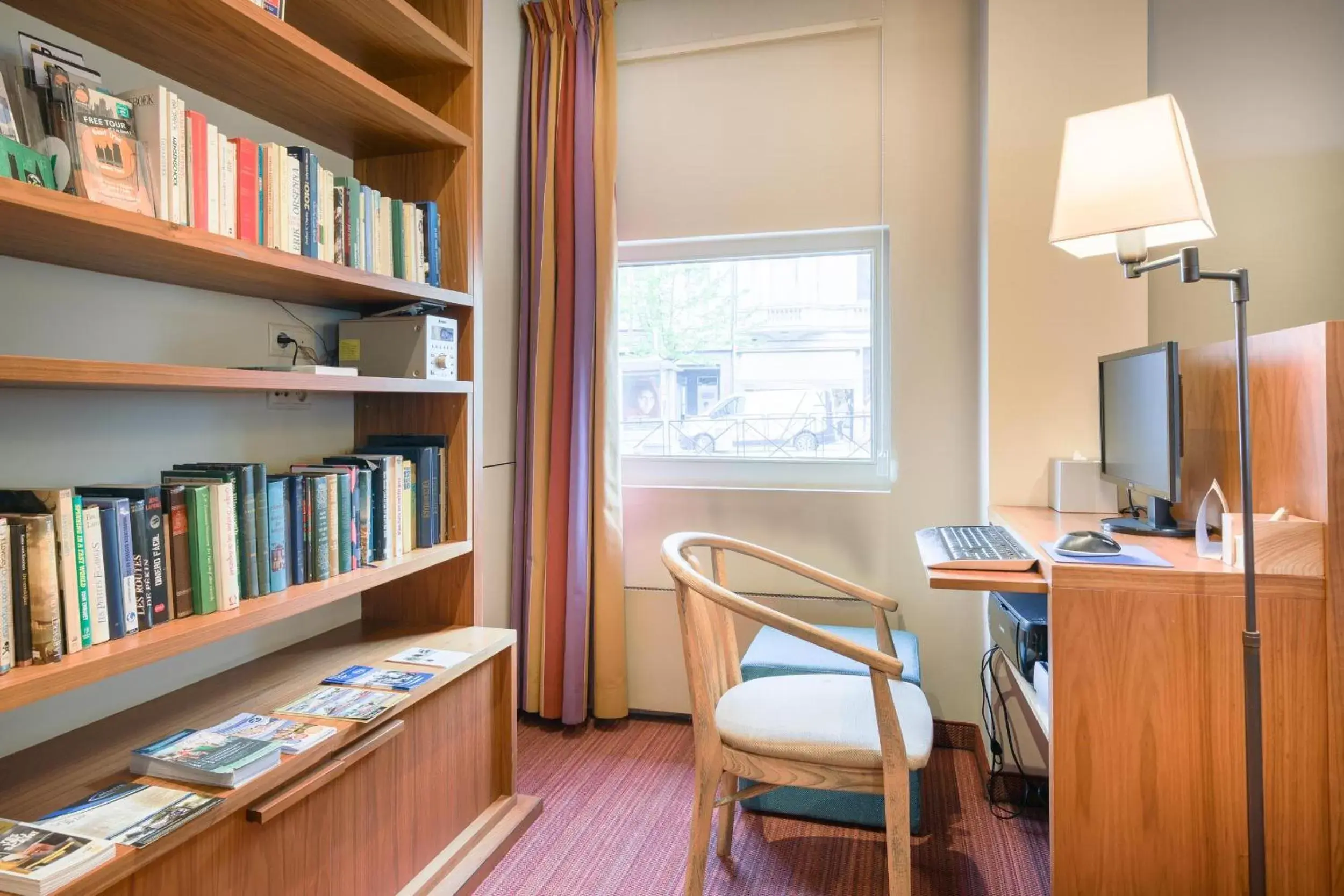 Communal lounge/ TV room, Library in Hotel Chamade