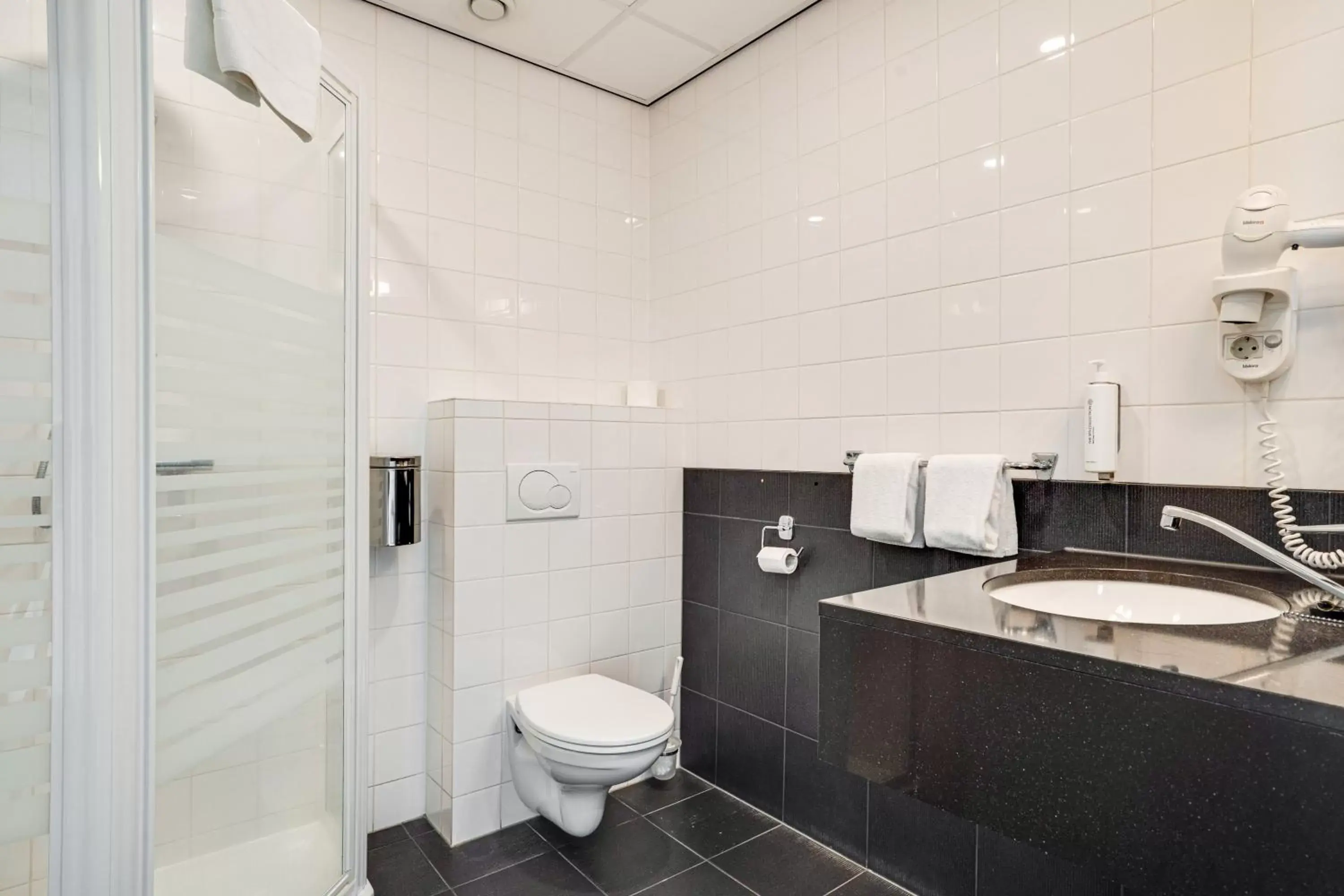 Shower, Bathroom in Hotel Bieze