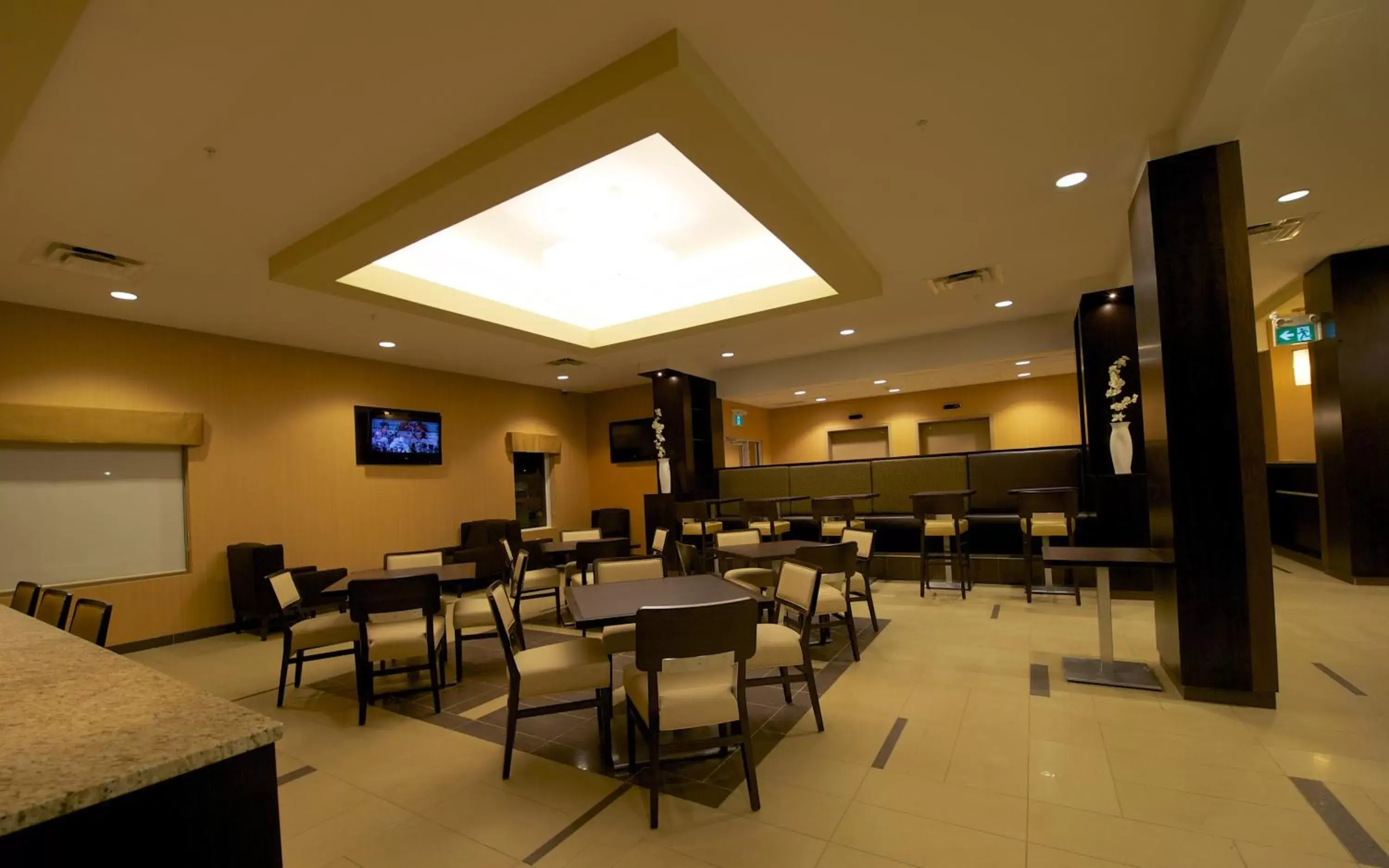 Lounge or bar, Restaurant/Places to Eat in Days Inn & Suites by Wyndham Winnipeg Airport Manitoba