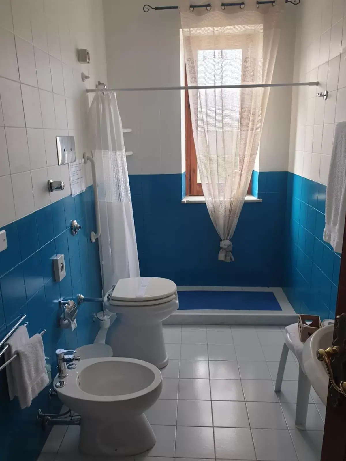 Shower, Bathroom in VILLA MARTA a due passi dalla clinica ortopedica Rizzoli e da Villa Santa Teresa
