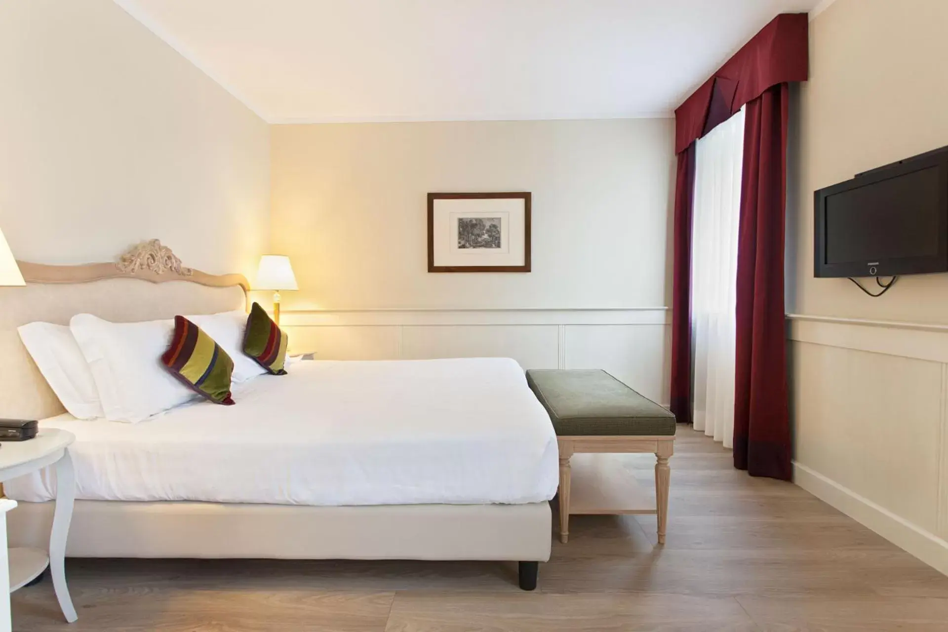 Bedroom, Bed in Hotel Leon d'Oro