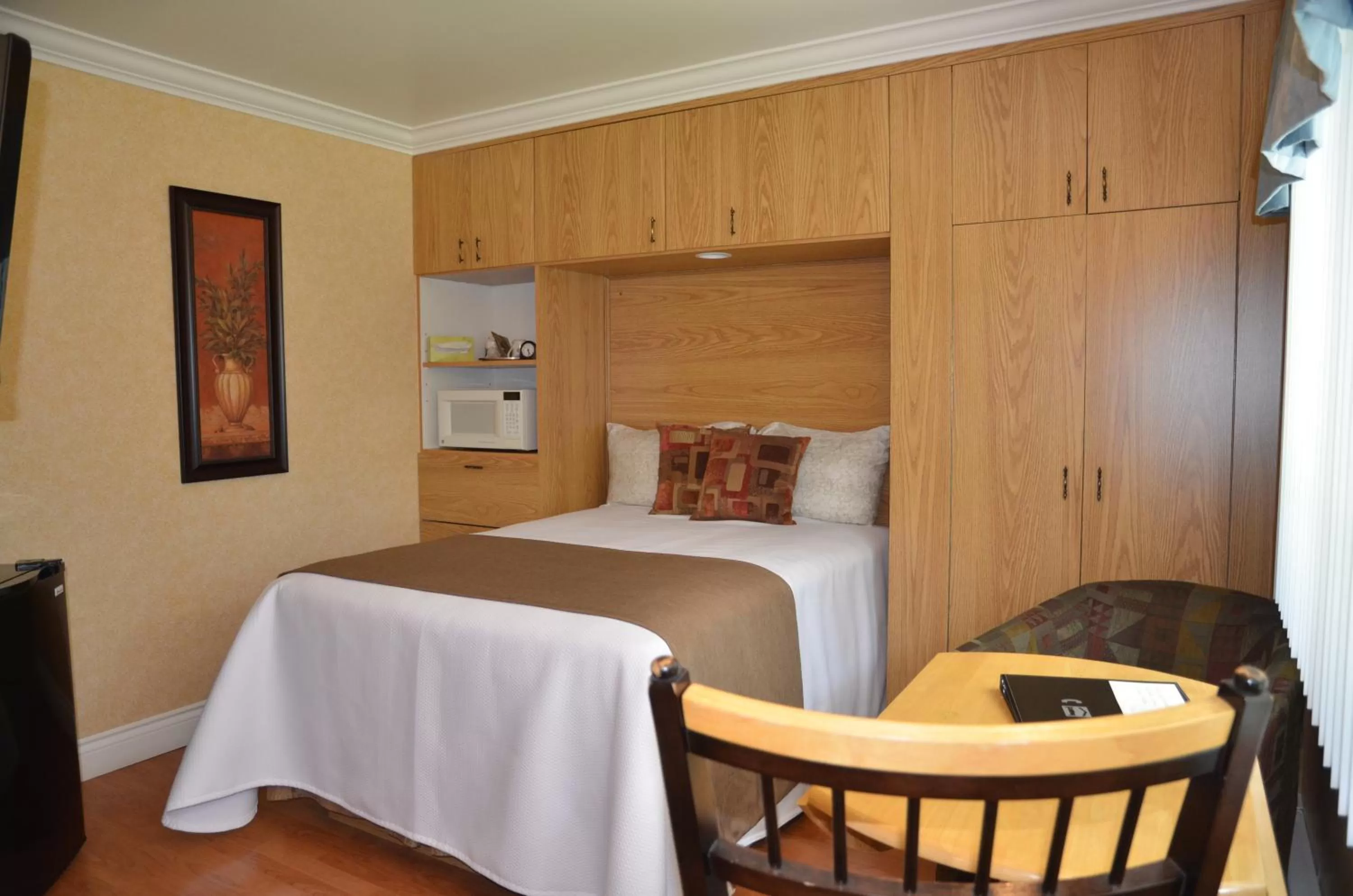 Toilet, Bed in Motel Derfal