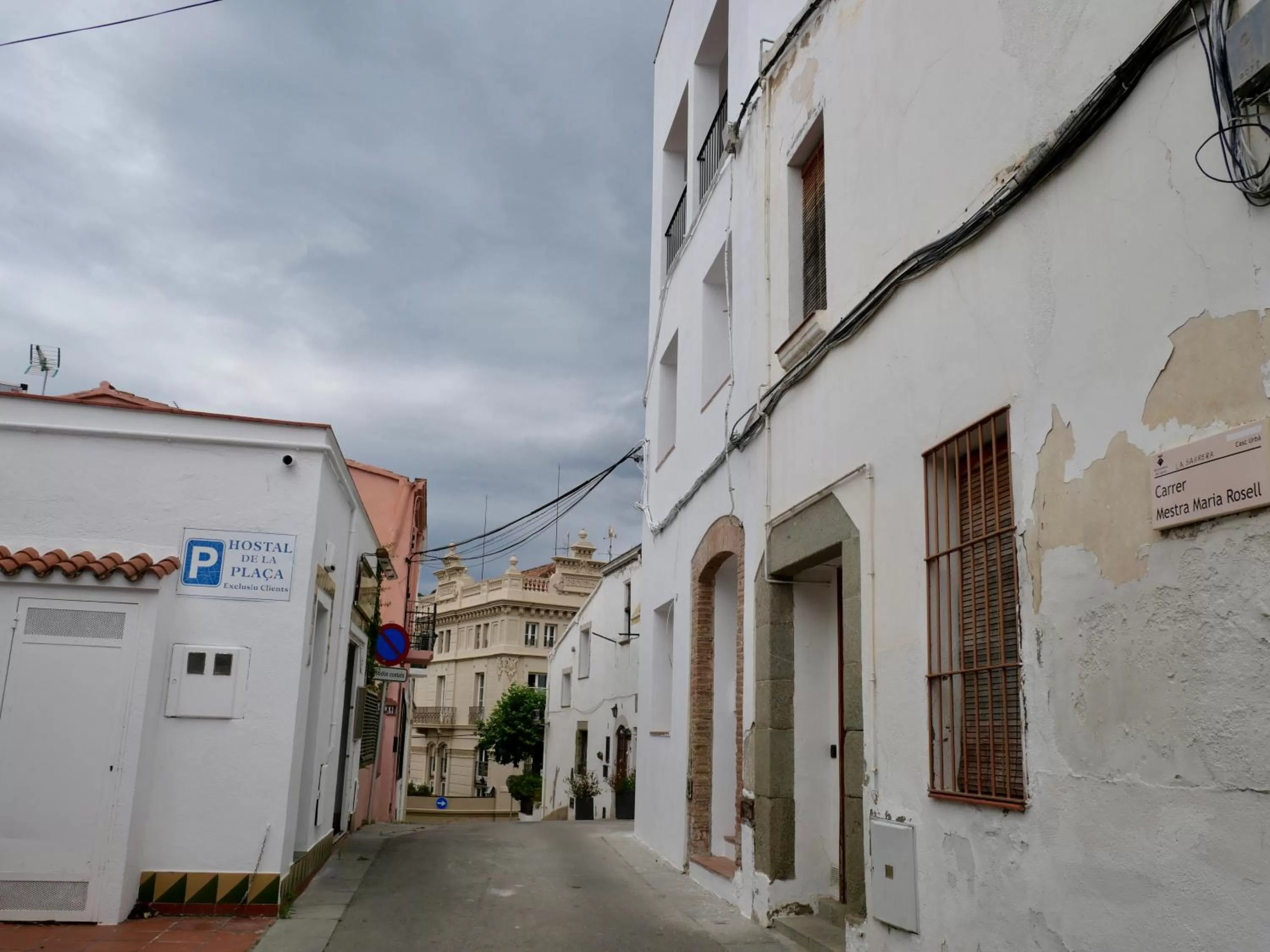 Property building in Hostal de la Plaça - Hotel Boutique