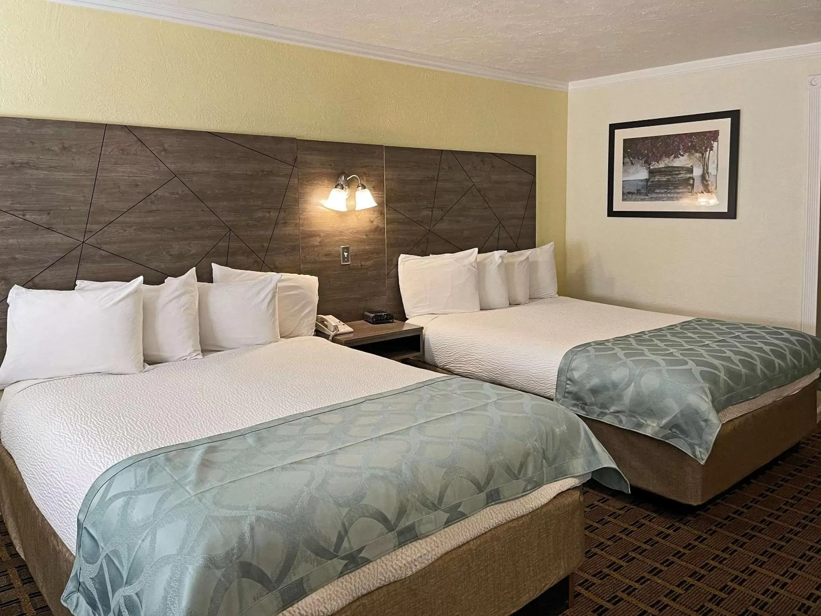 Bed in Baechtel Creek Inn, Ascend Hotel Collection