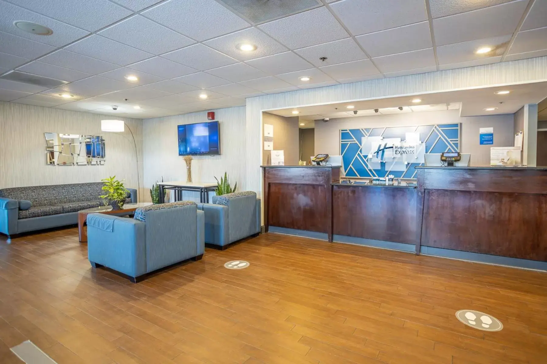 Lobby or reception in Holiday Inn Express - Newark Airport - Elizabeth, an IHG Hotel