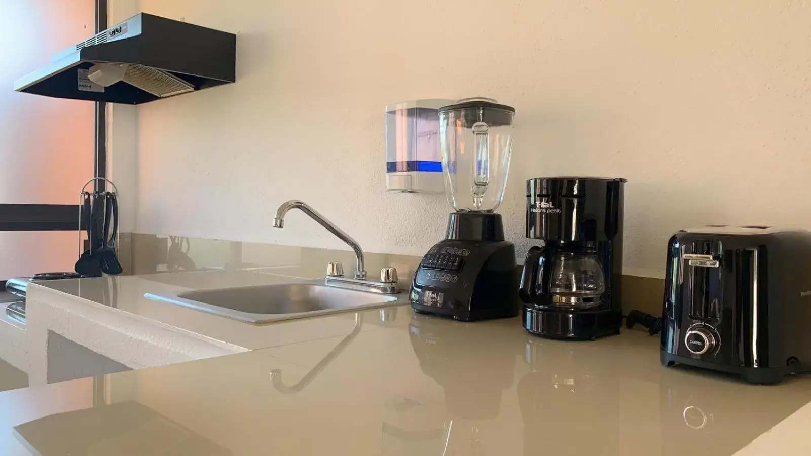 Coffee/tea facilities, Kitchen/Kitchenette in Sunrock Hotel & Suites