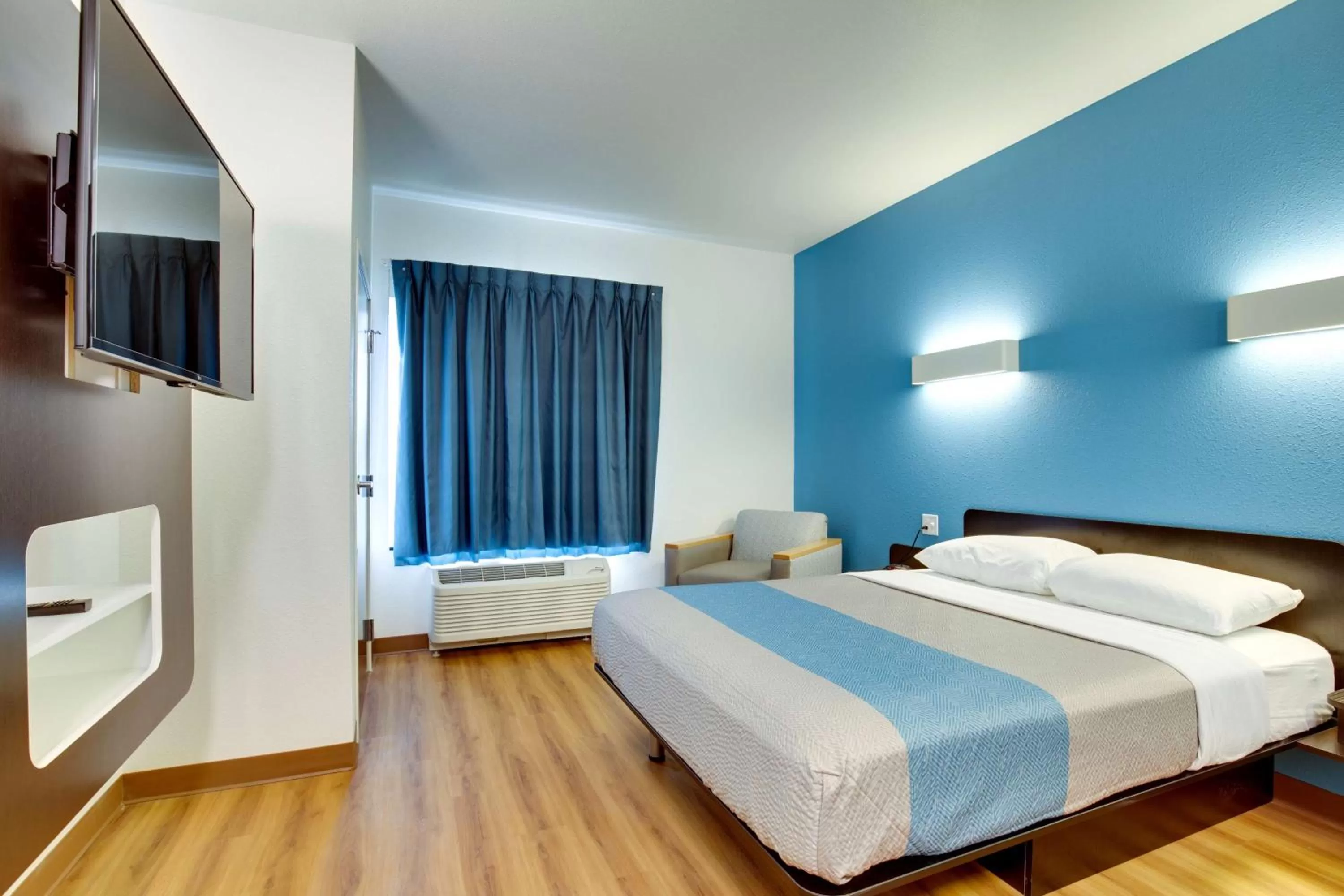 Photo of the whole room, Bed in Motel 6 Poplar Bluff, MO