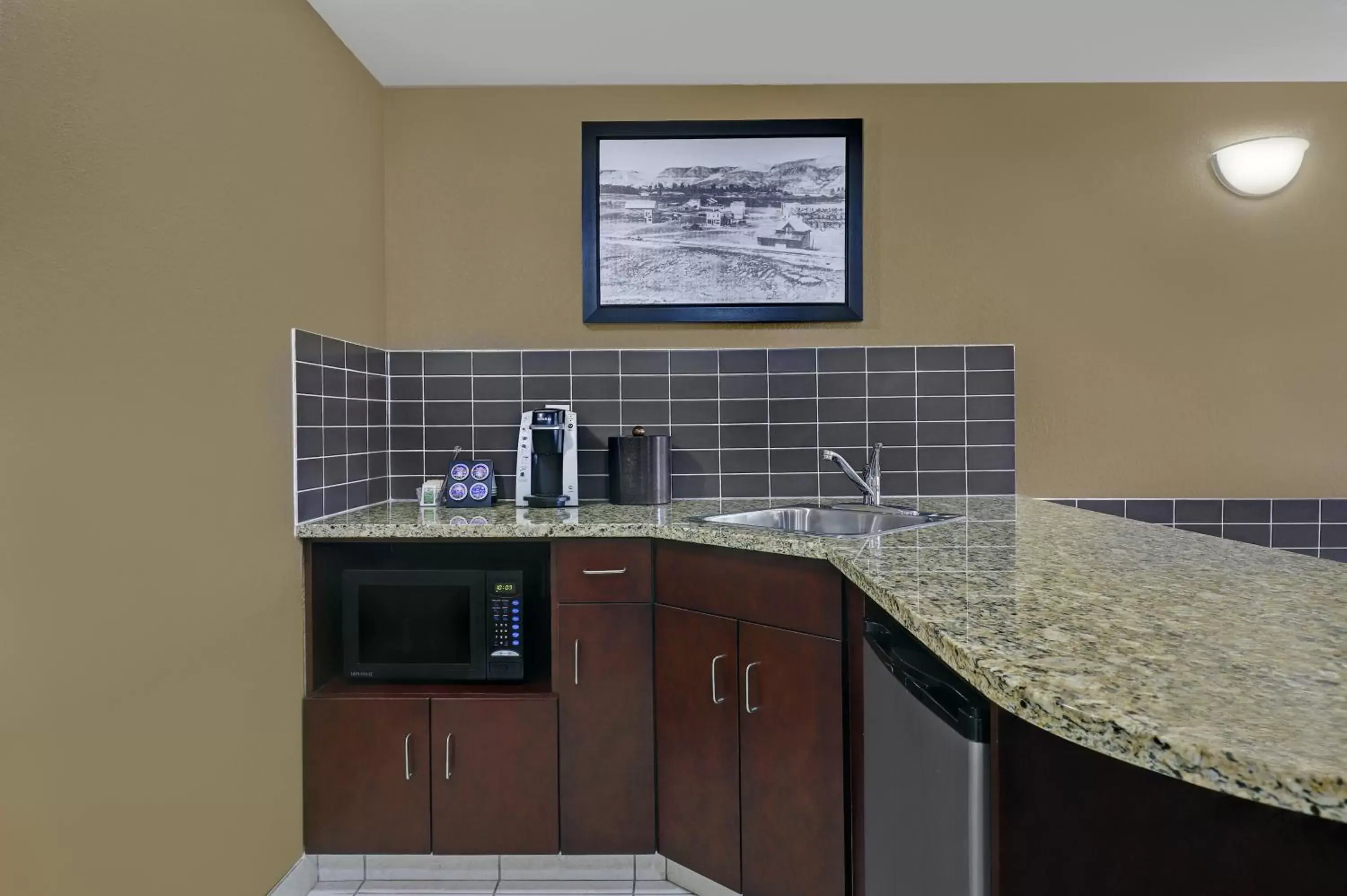 Coffee/tea facilities, Kitchen/Kitchenette in SureStay Plus Hotel by Best Western Drumheller