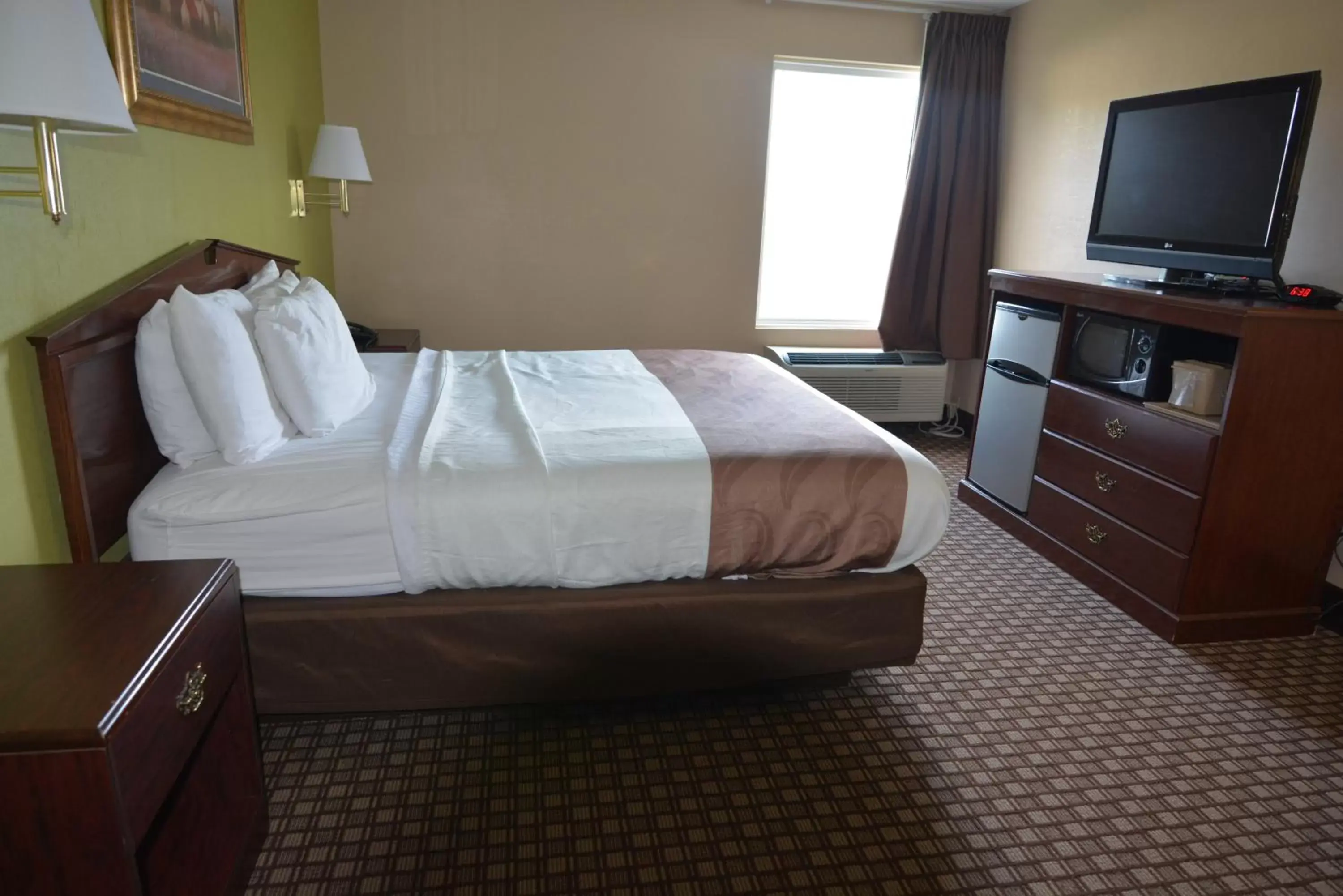 Bed in Jameson Inn and Suites Hazelhurst