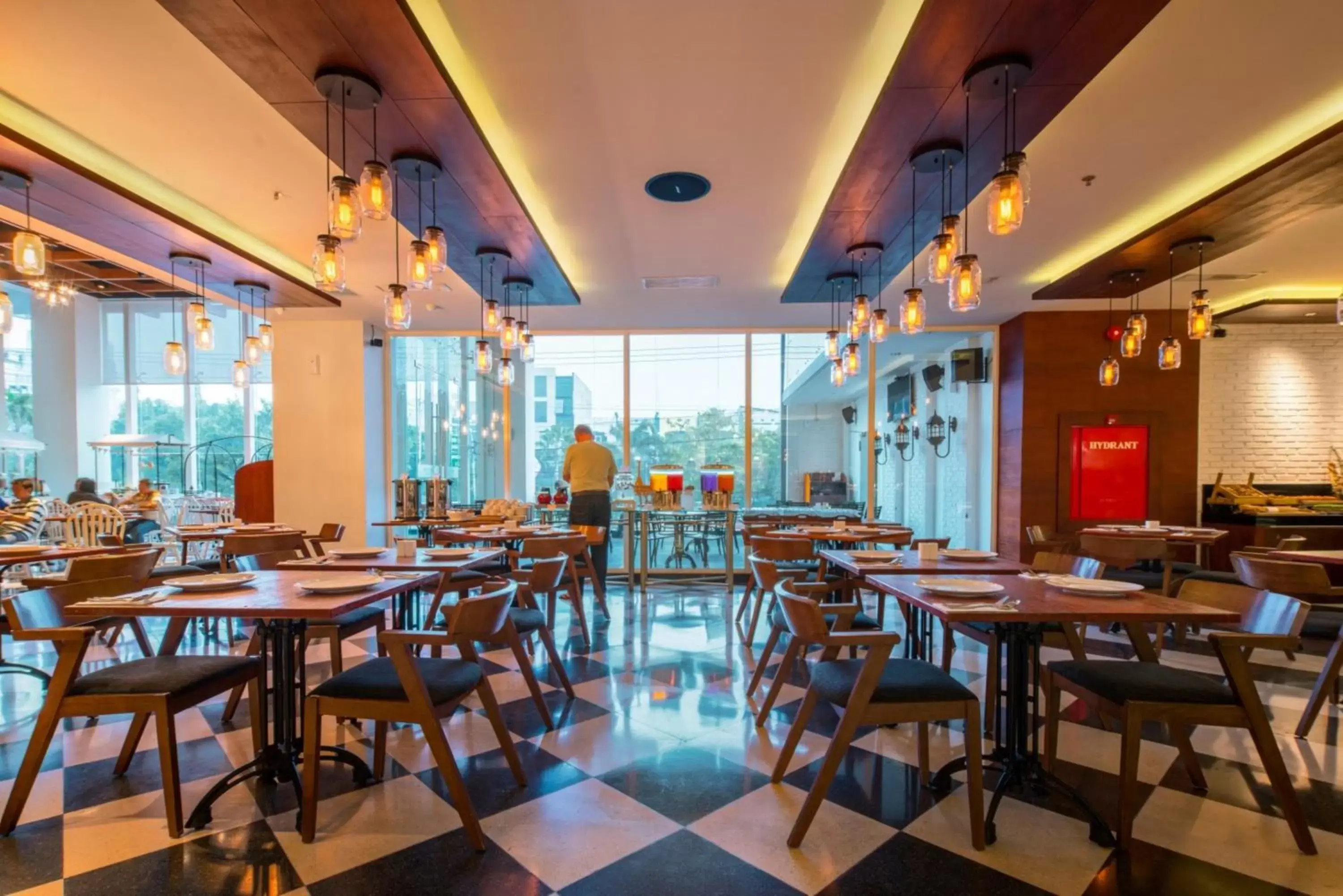 Restaurant/Places to Eat in Luminor Hotel Jemursari By WH