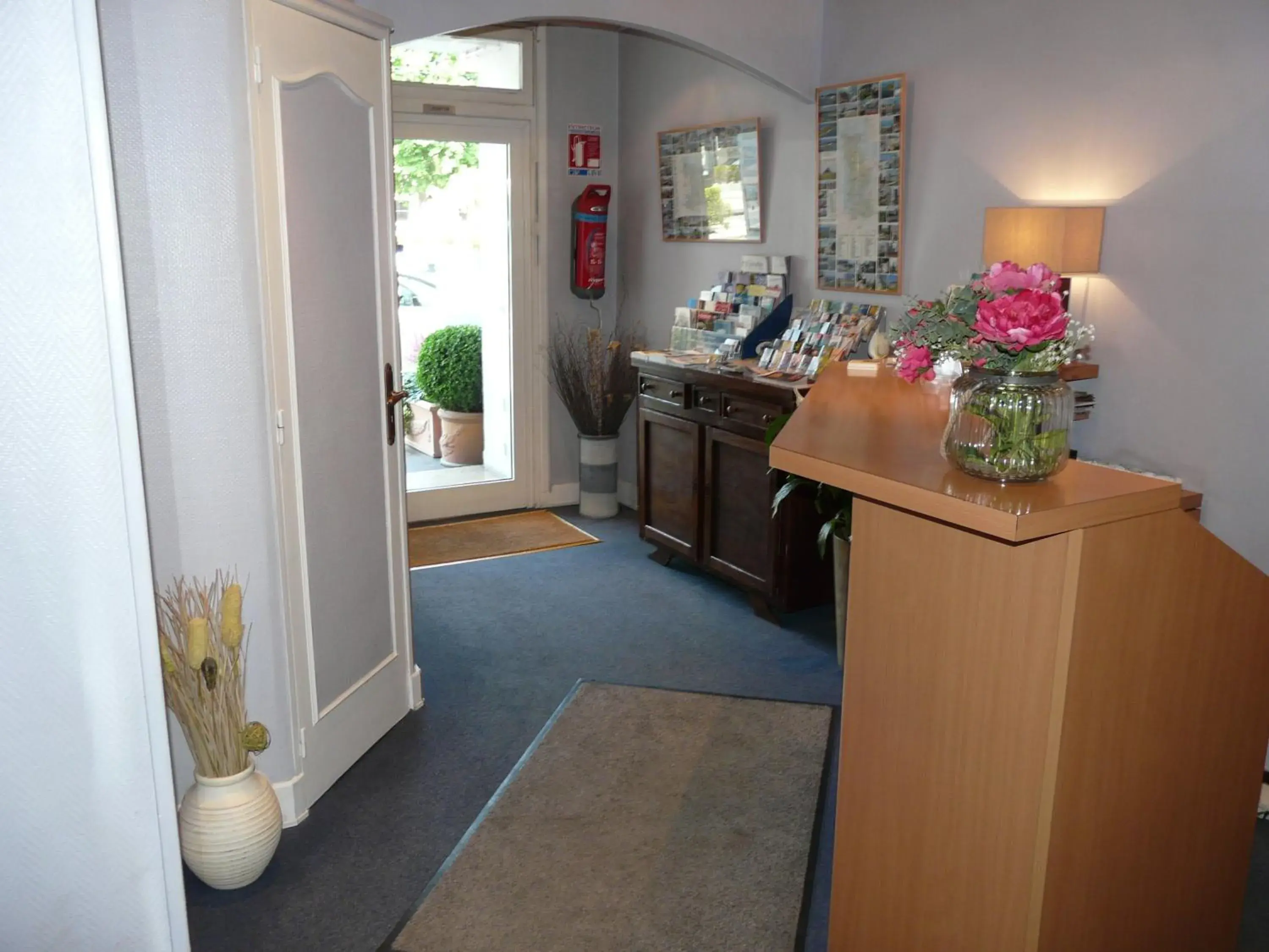 Lobby or reception, Kitchen/Kitchenette in Hôtel Mary's - Caen Centre Gare Sncf