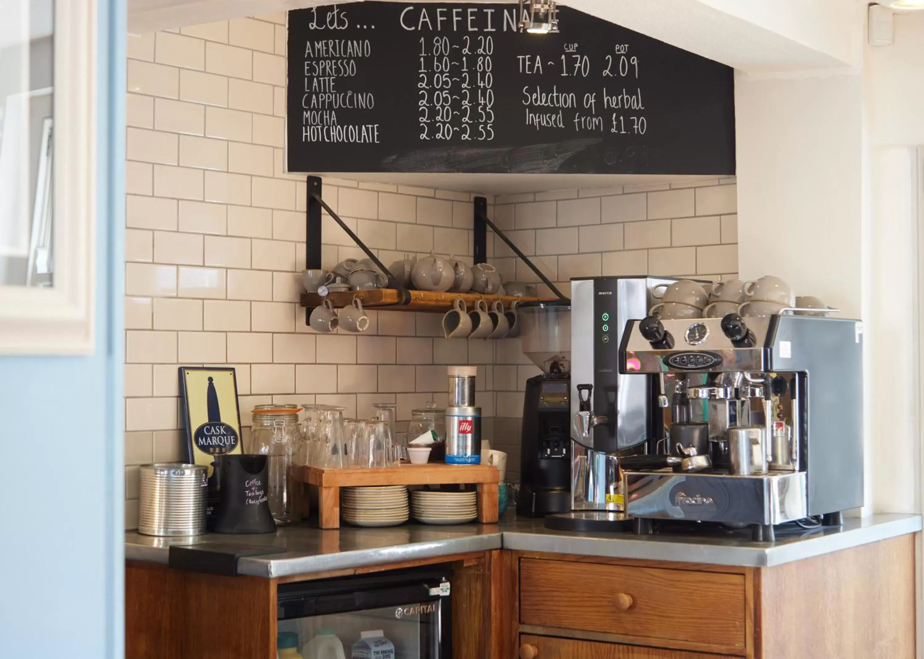 Coffee/tea facilities, Kitchen/Kitchenette in Trents by Greene King Inns