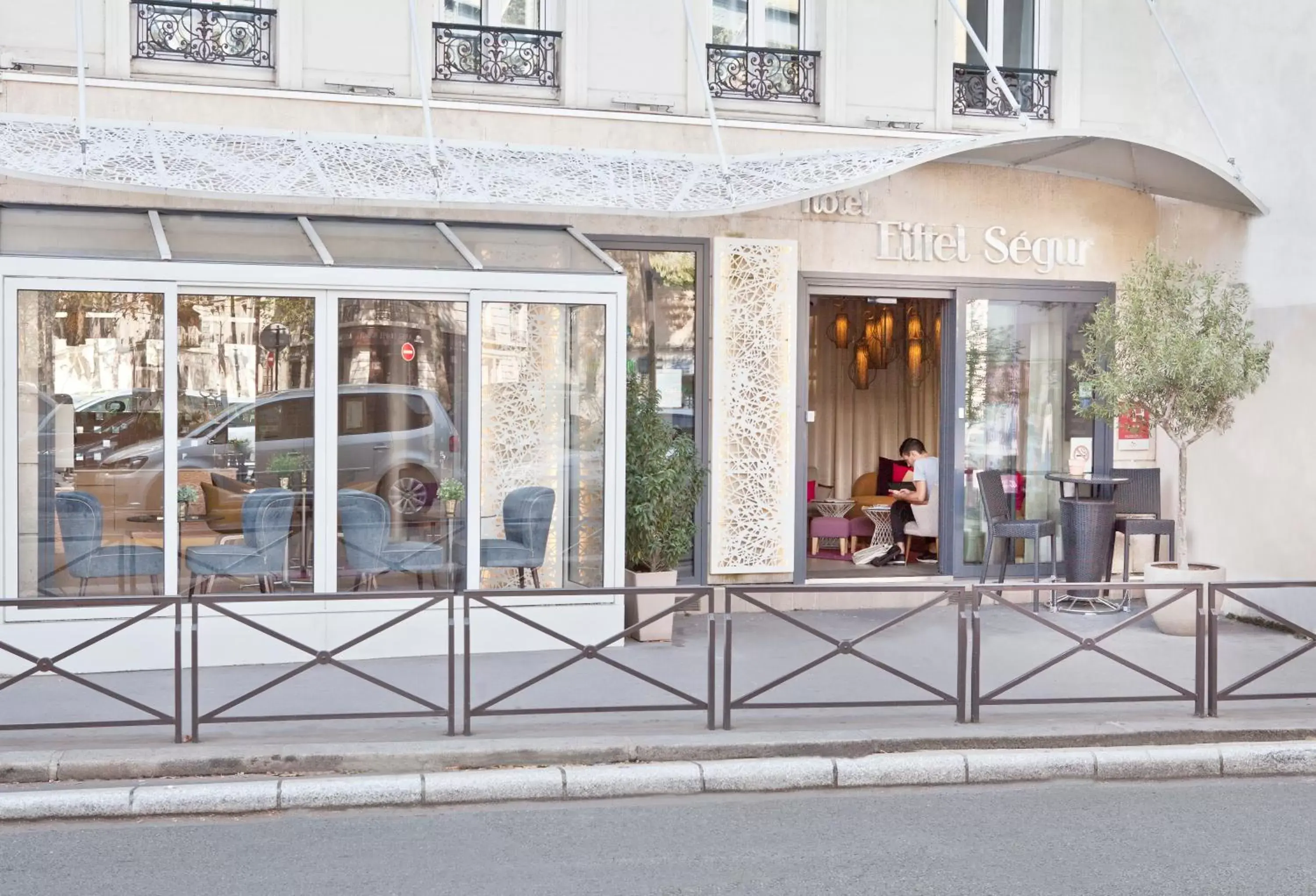 Facade/Entrance in Hotel Eiffel Segur