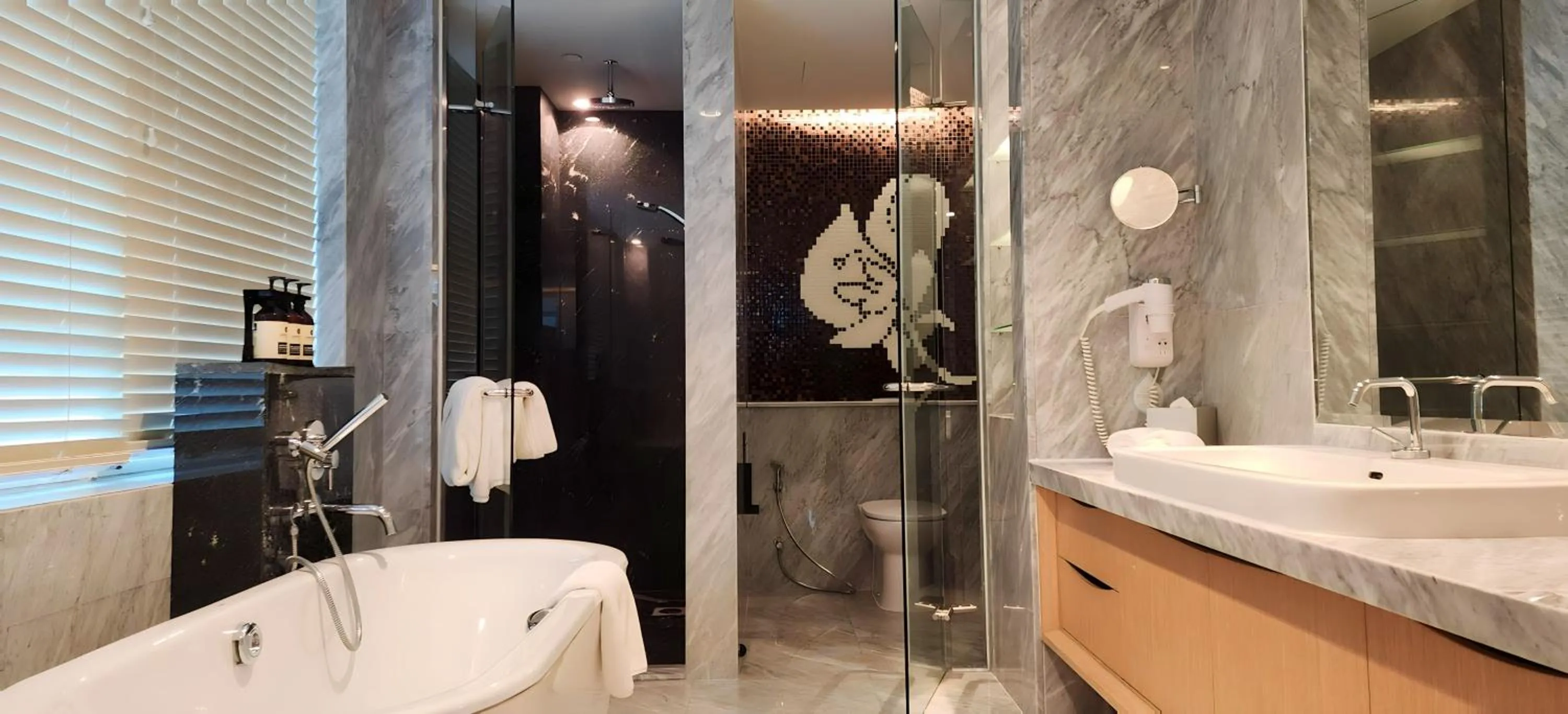 Shower in Ascott Raffles Place Singapore