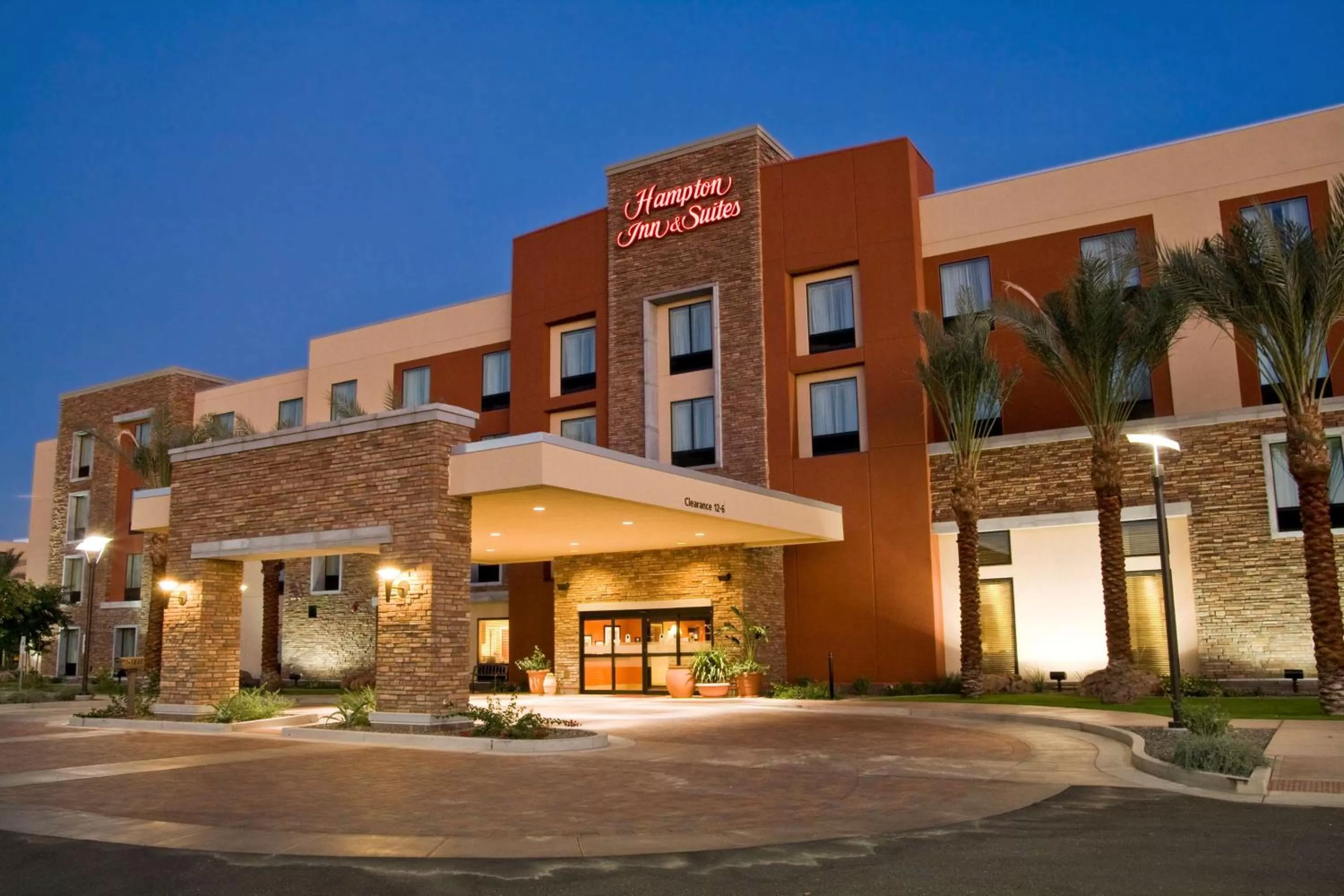 Property building in Hampton Inn & Suites Phoenix Chandler Fashion Center