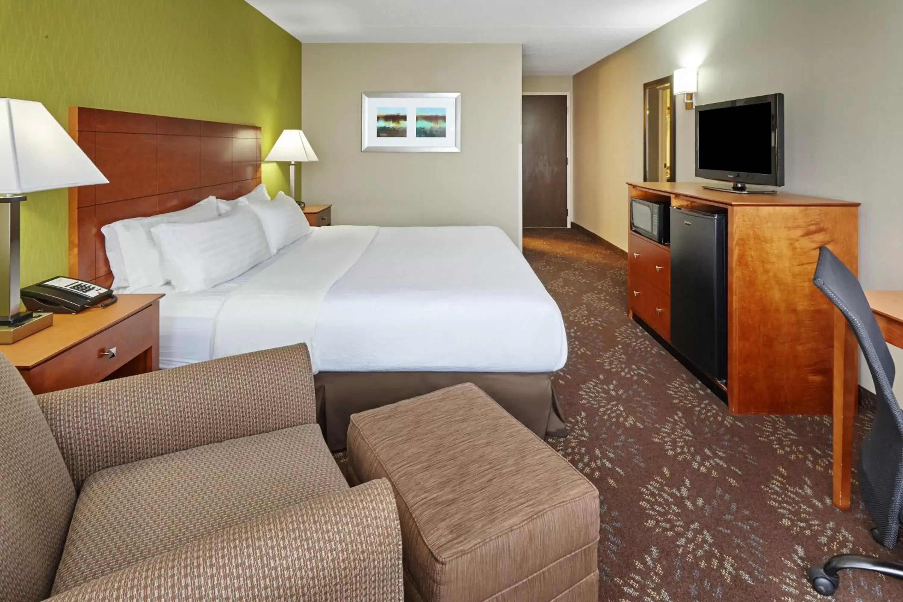 Photo of the whole room, Bed in Holiday Inn Chicago Matteson Conference Center, an IHG Hotel