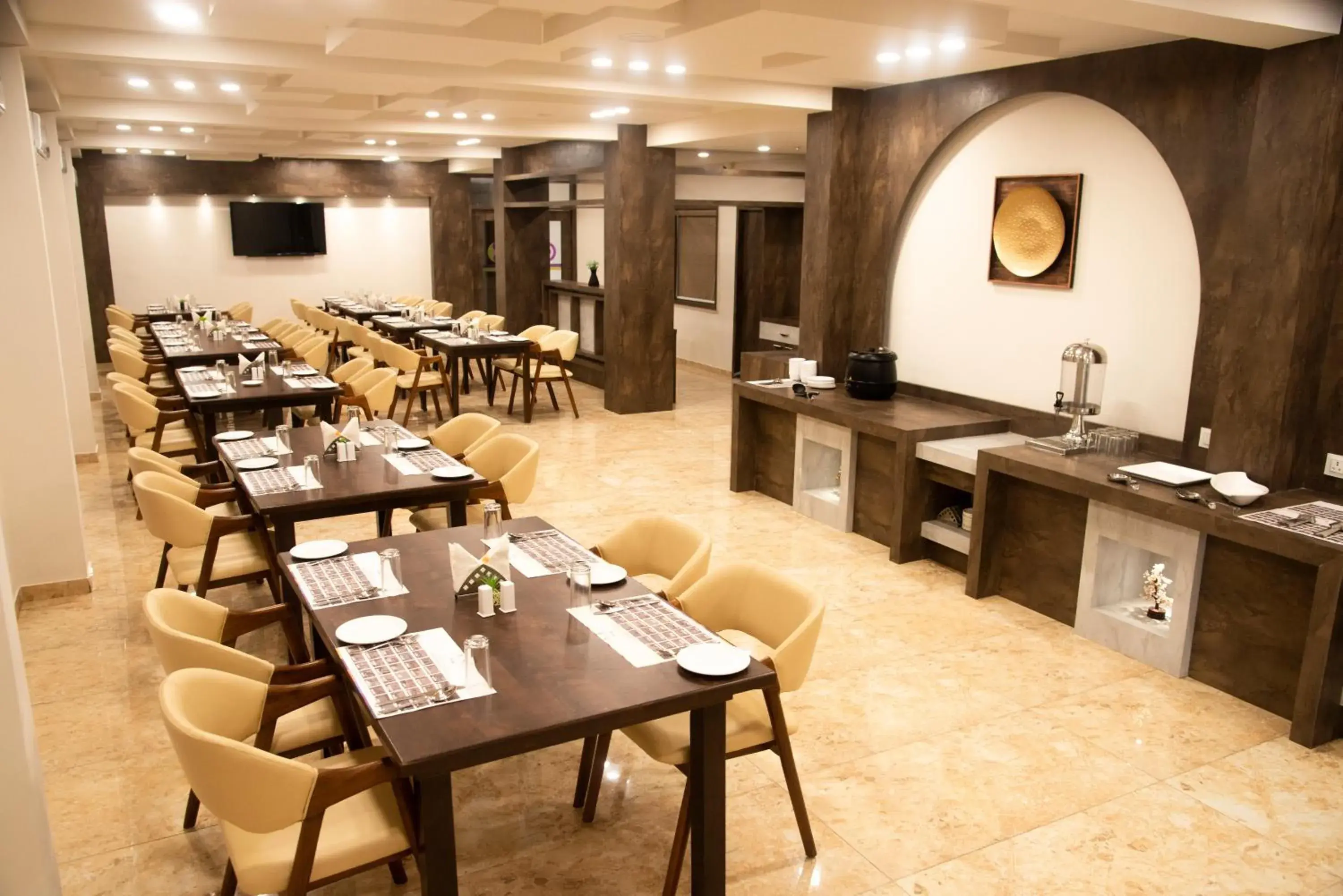 Restaurant/Places to Eat in Click Hotel Tulsi