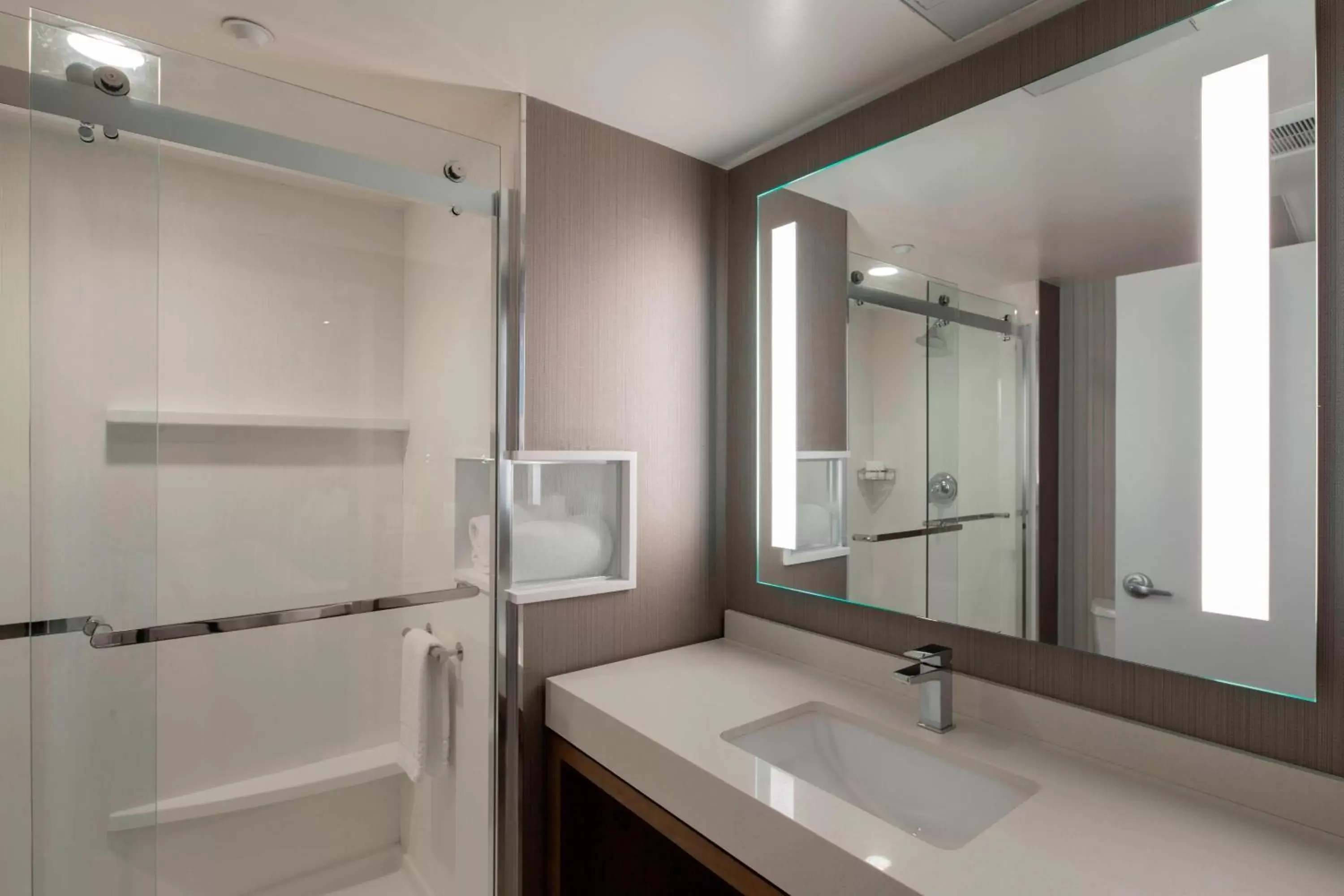 Bathroom in Courtyard by Marriott New York Queens/Fresh Meadows