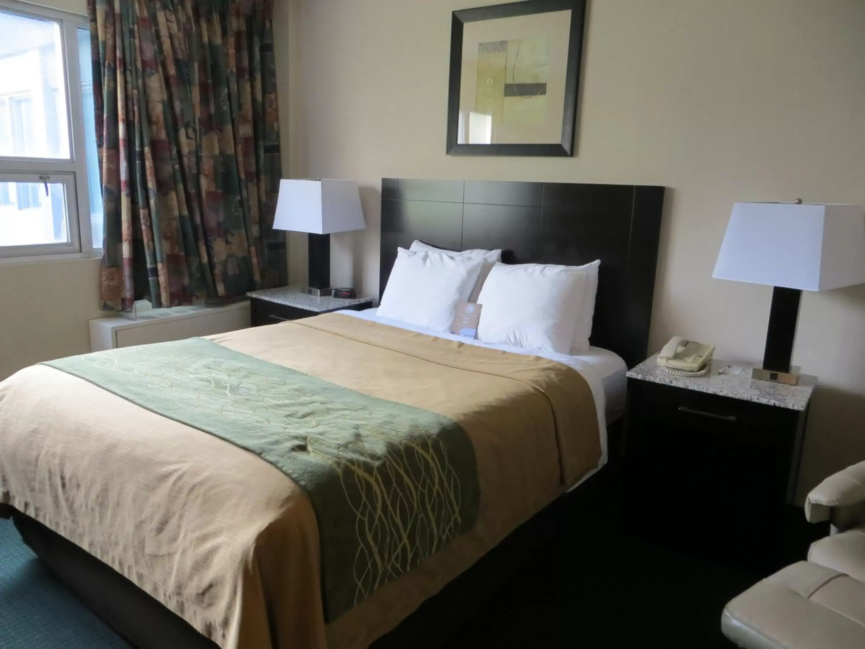 Queen Room - Non-Smoking in Comfort Inn & Suites Downtown Edmonton